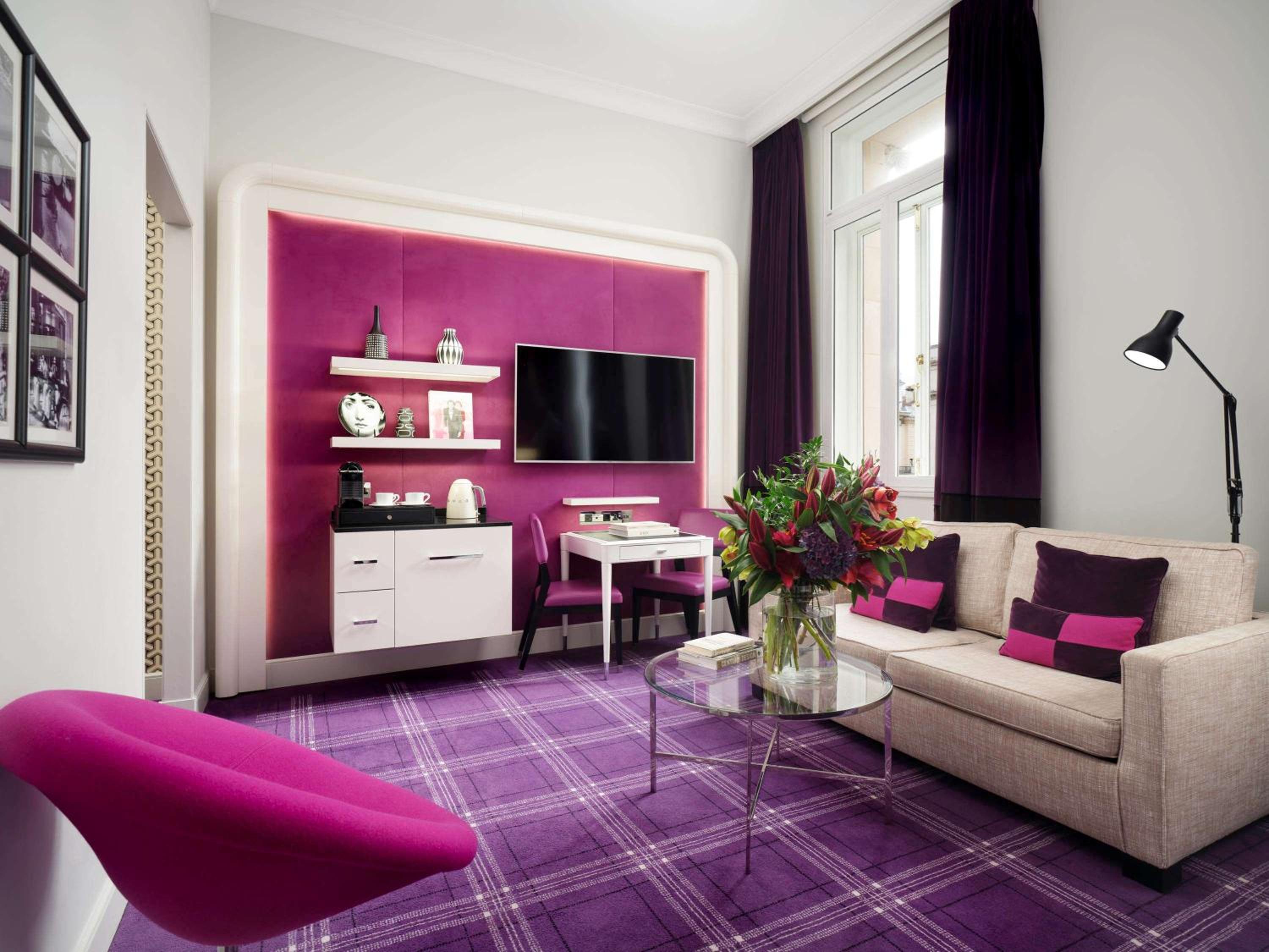 Studio King Suite with Lounge Space and Waterloo Place View