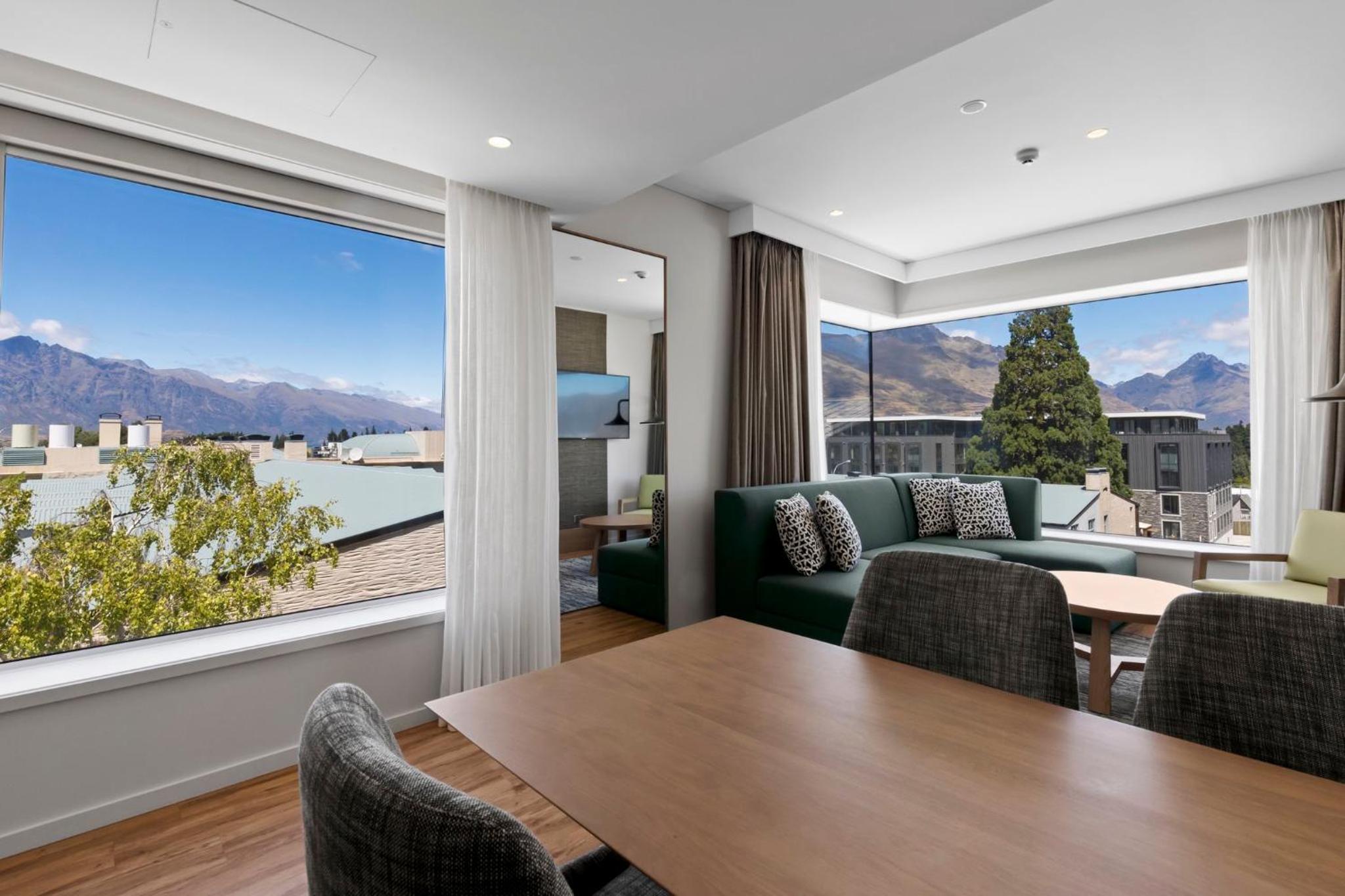 One-Bedroom Suite with Mountain View - Free Breakfast