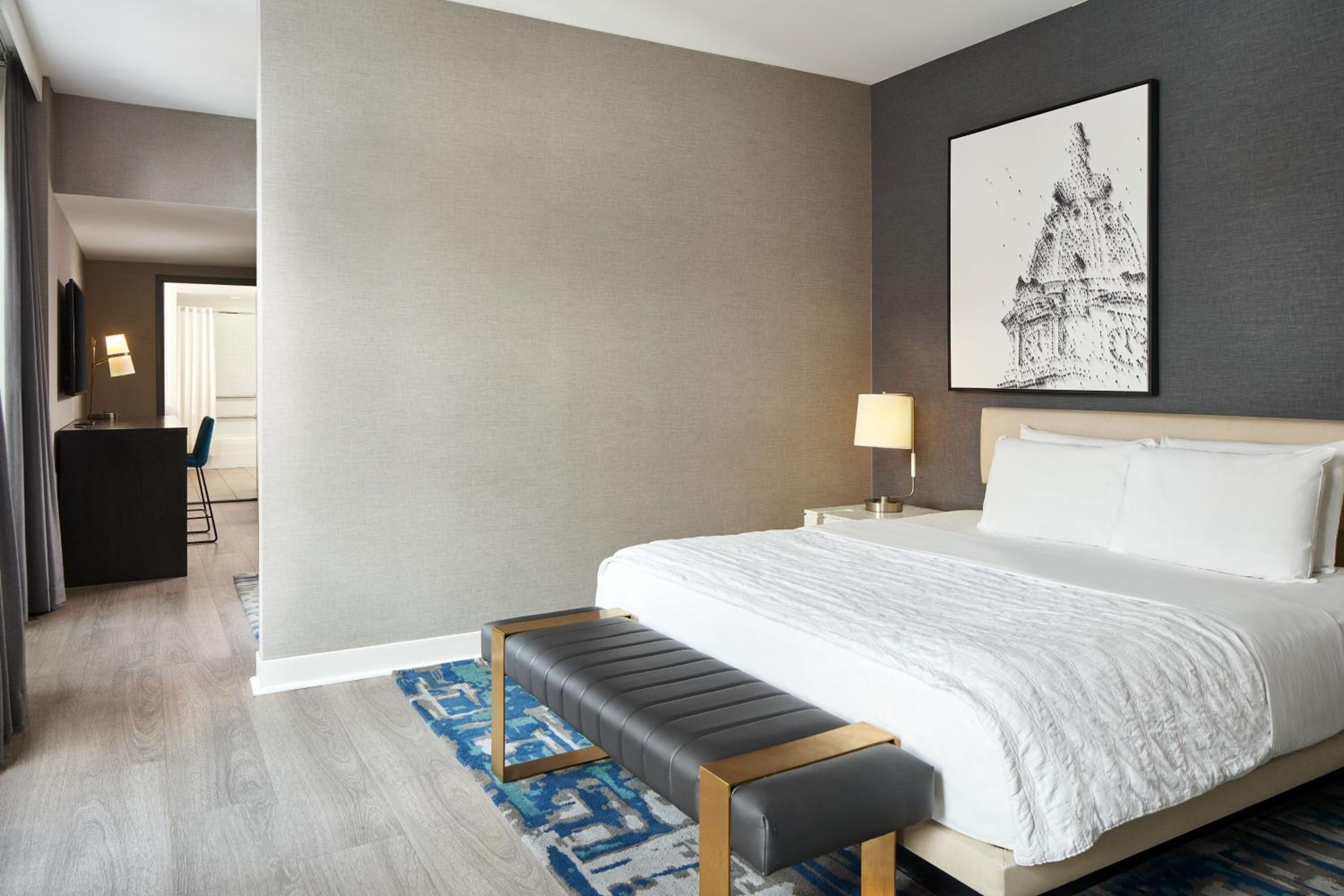 King Suite With Sofa Bed And Transfer Shower - Mobility And Hearing Accessible