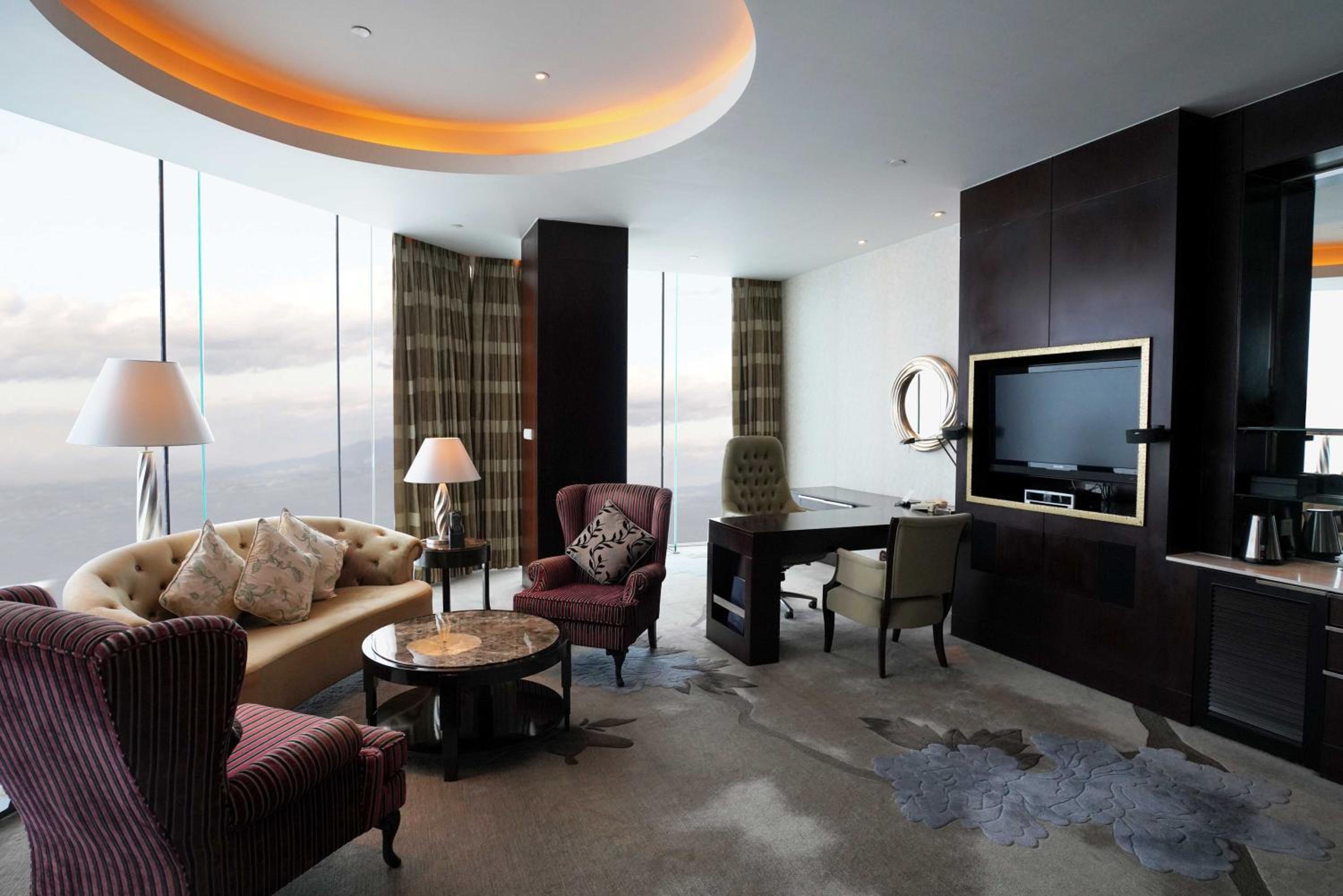 One-Bedroom Suite with Lounge Access - Smoking/High Floor