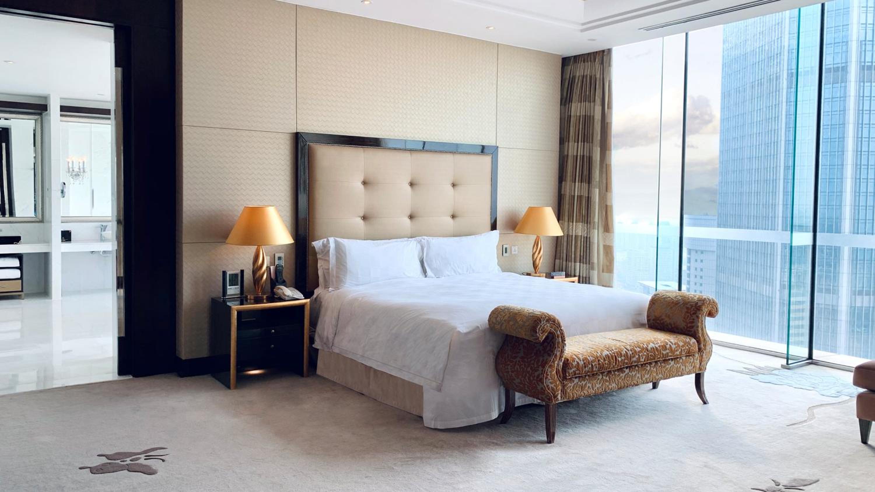 One-Bedroom Suite with Lounge Access - Smoking/High Floor