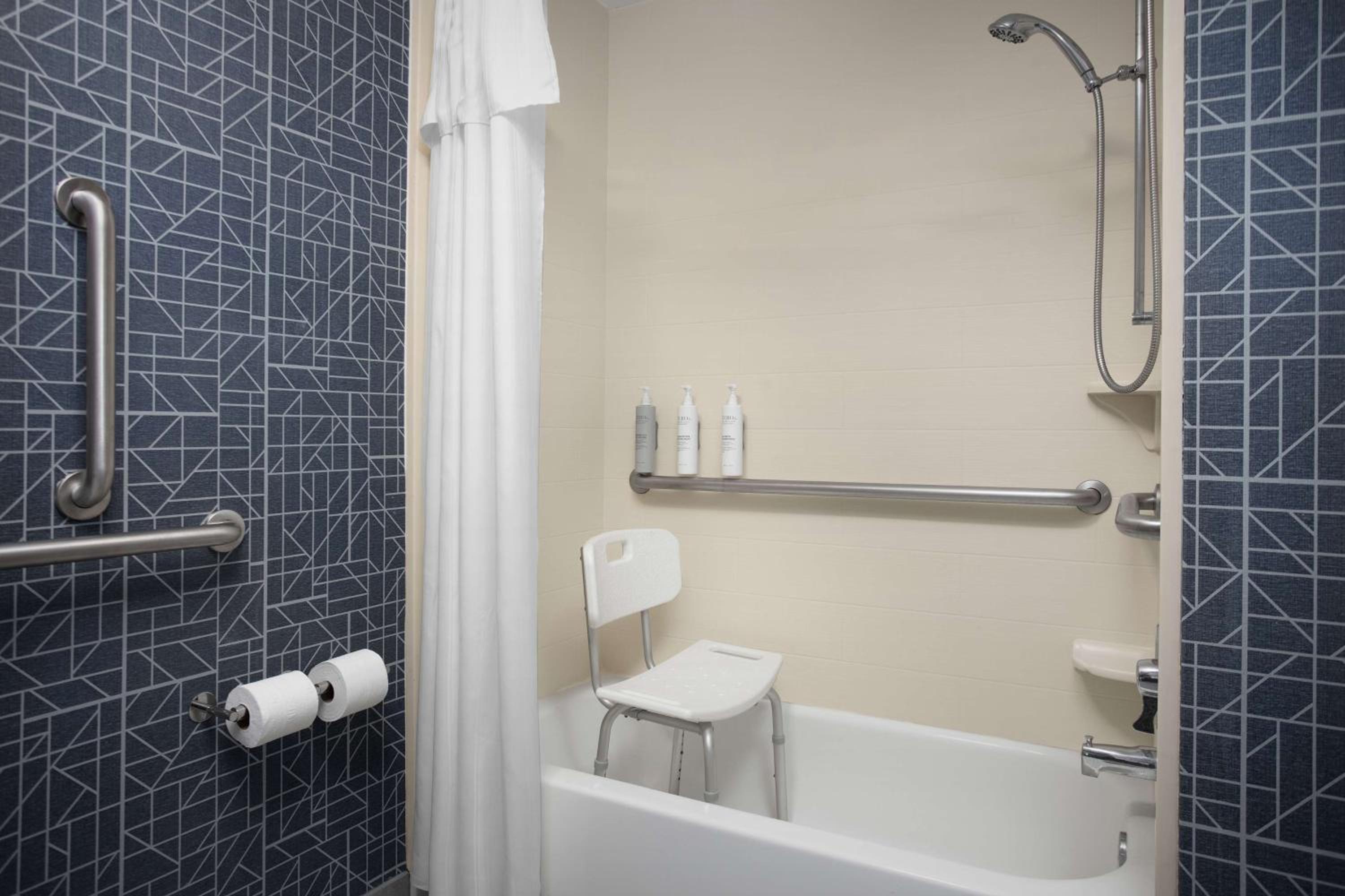 Two-Bedroom Suite with Bath Tub - Disability Access/Non-Smoking