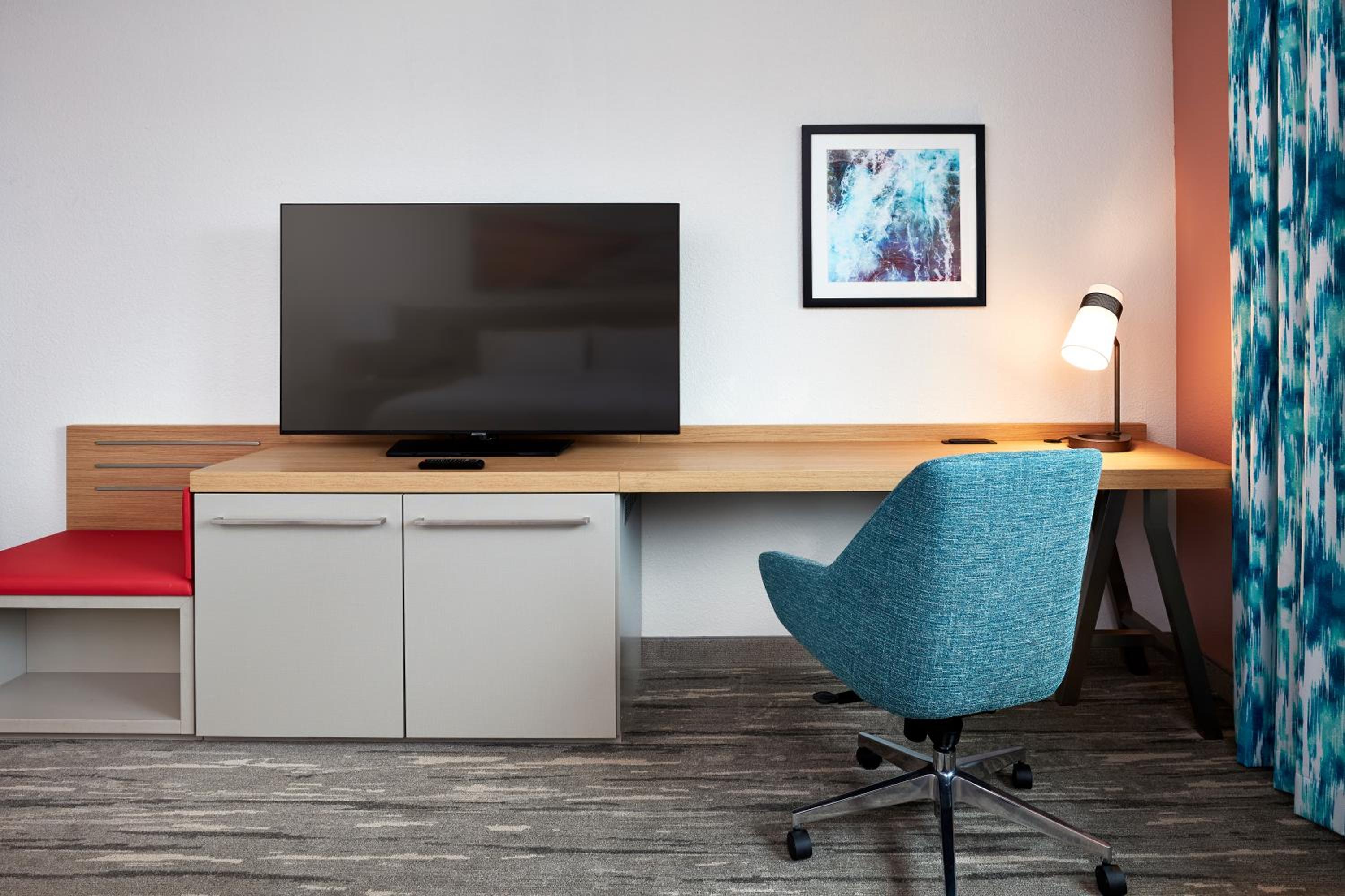 King Room with Roll-In Shower - Mobility Access