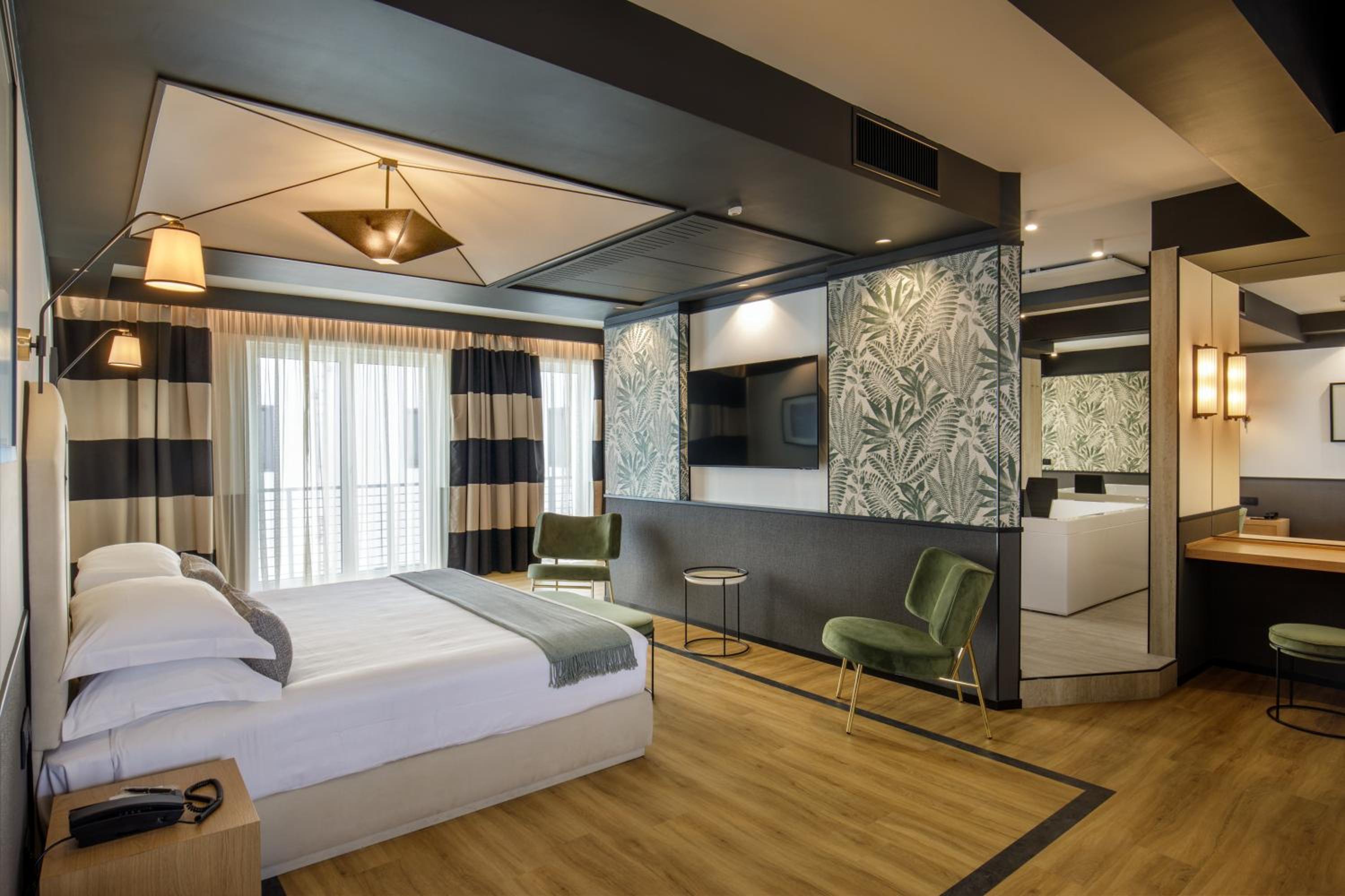 Deluxe Suite With Spa Bath