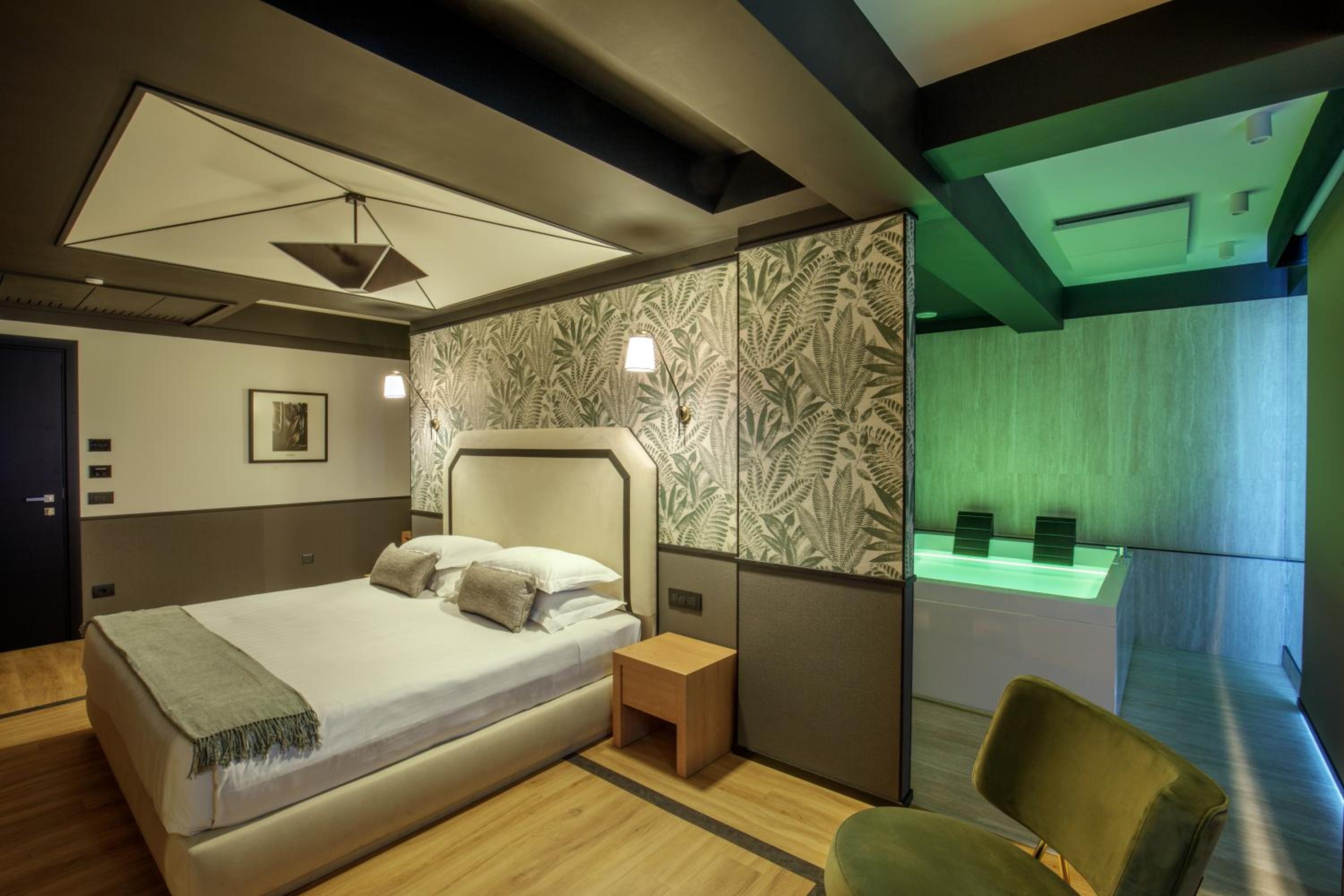 Deluxe Suite With Spa Bath