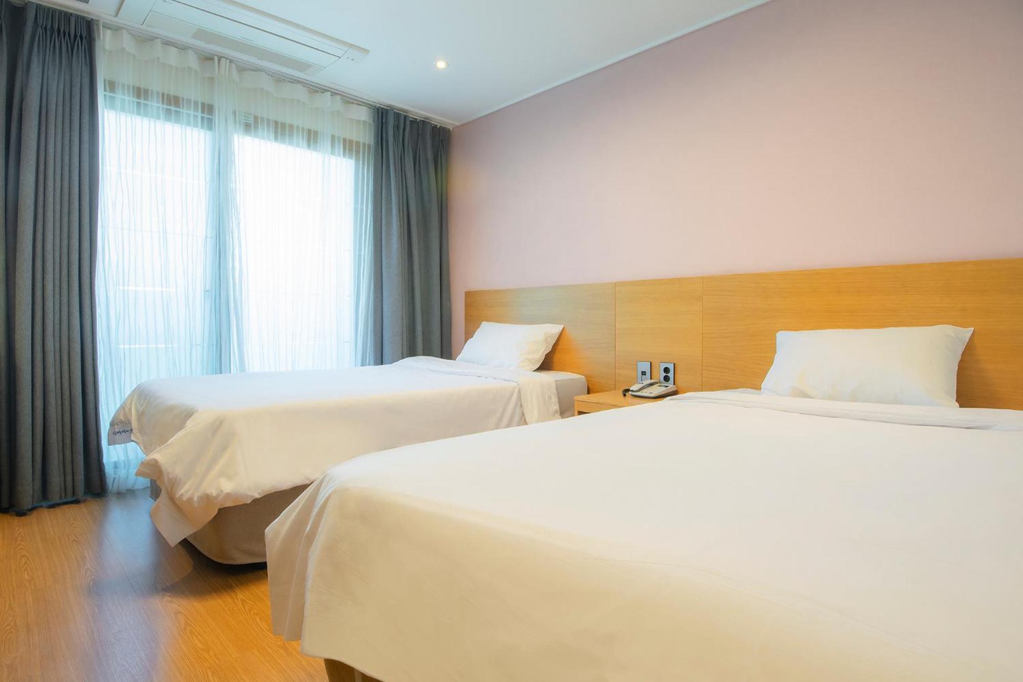 Standard Twin Room with Mountain View