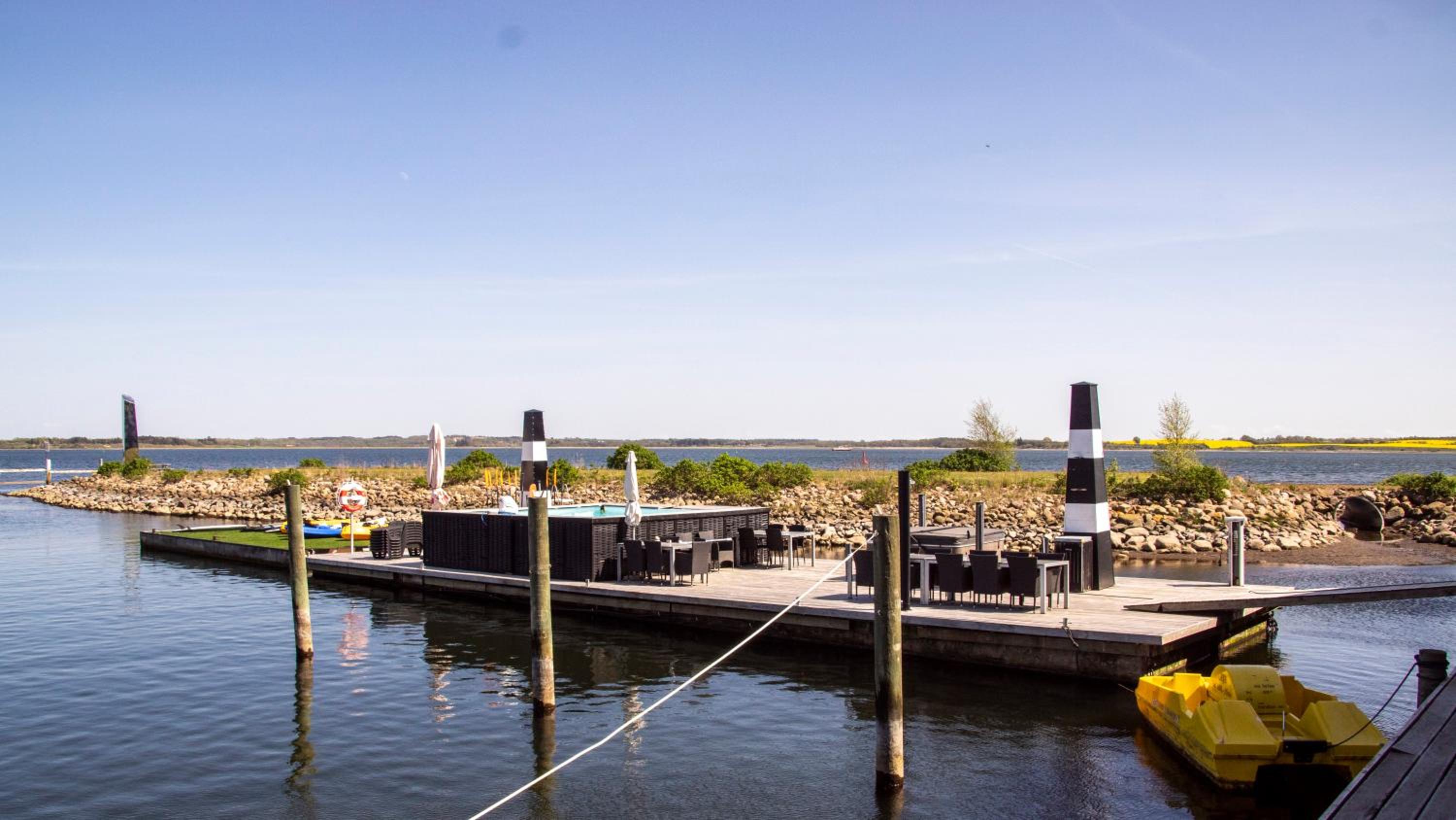 Lejlighed med udsigt til vandet,  stueetage. Max 4 pers.