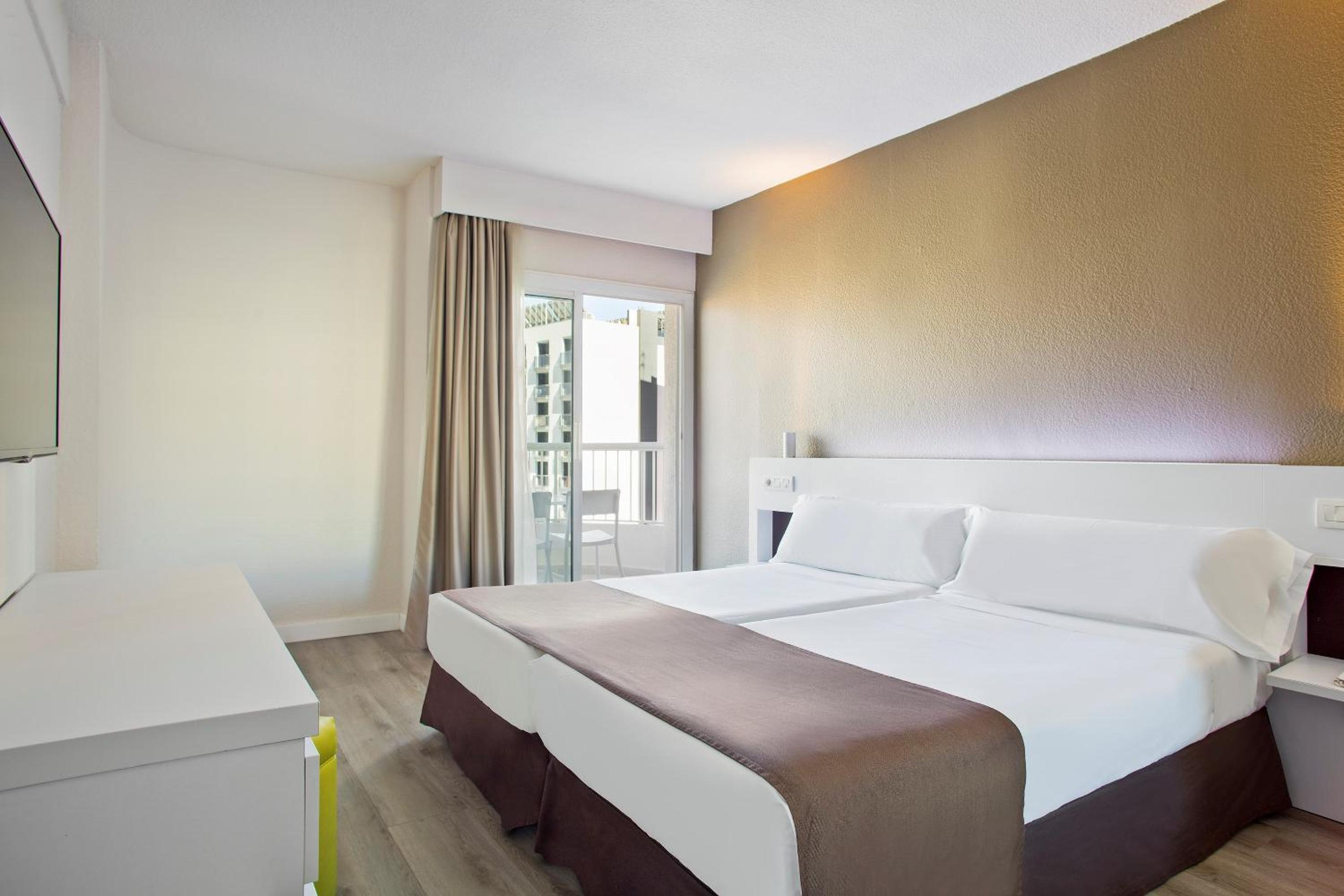 Sol Pool View Pelicanos