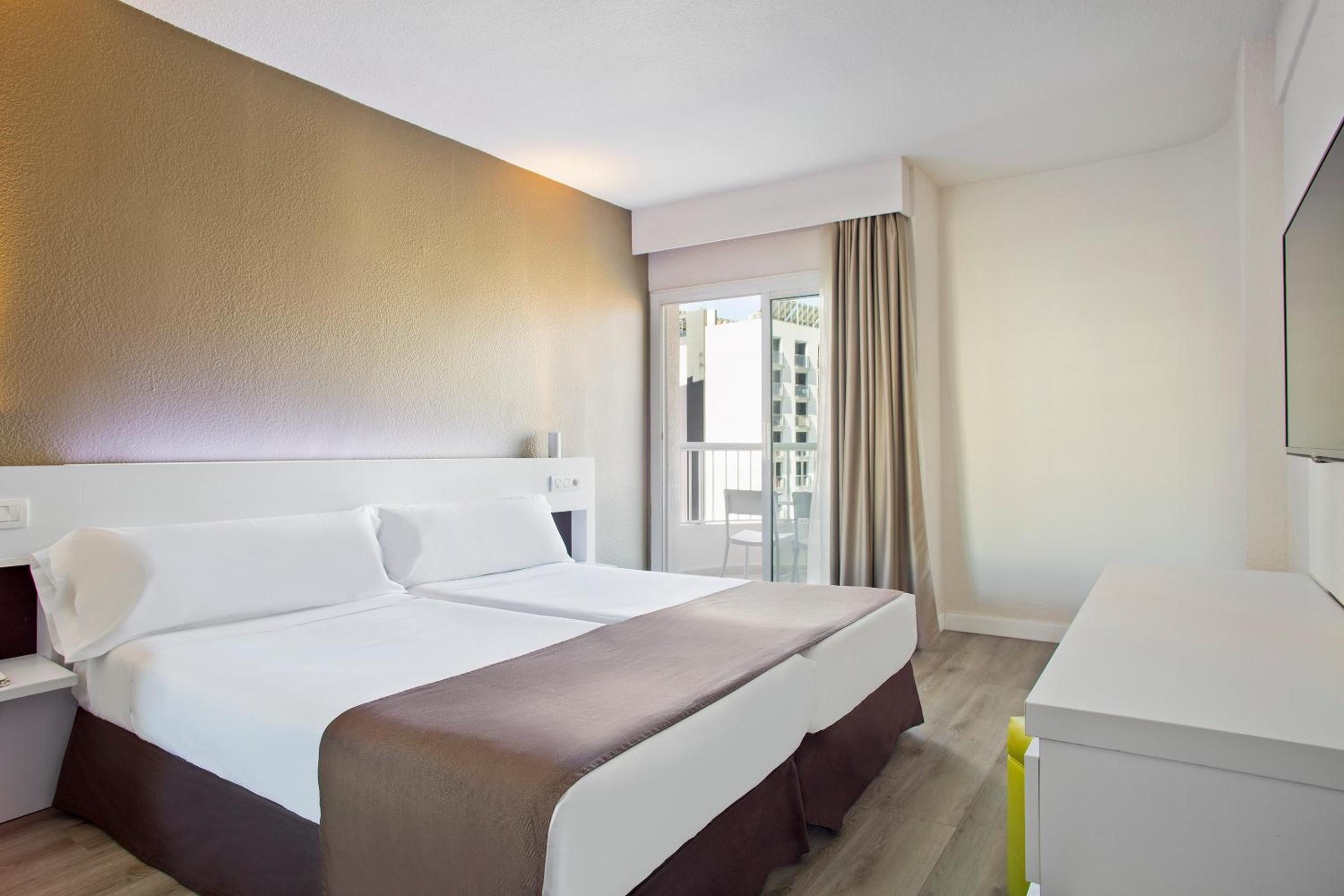 Sol Pool View Pelicanos