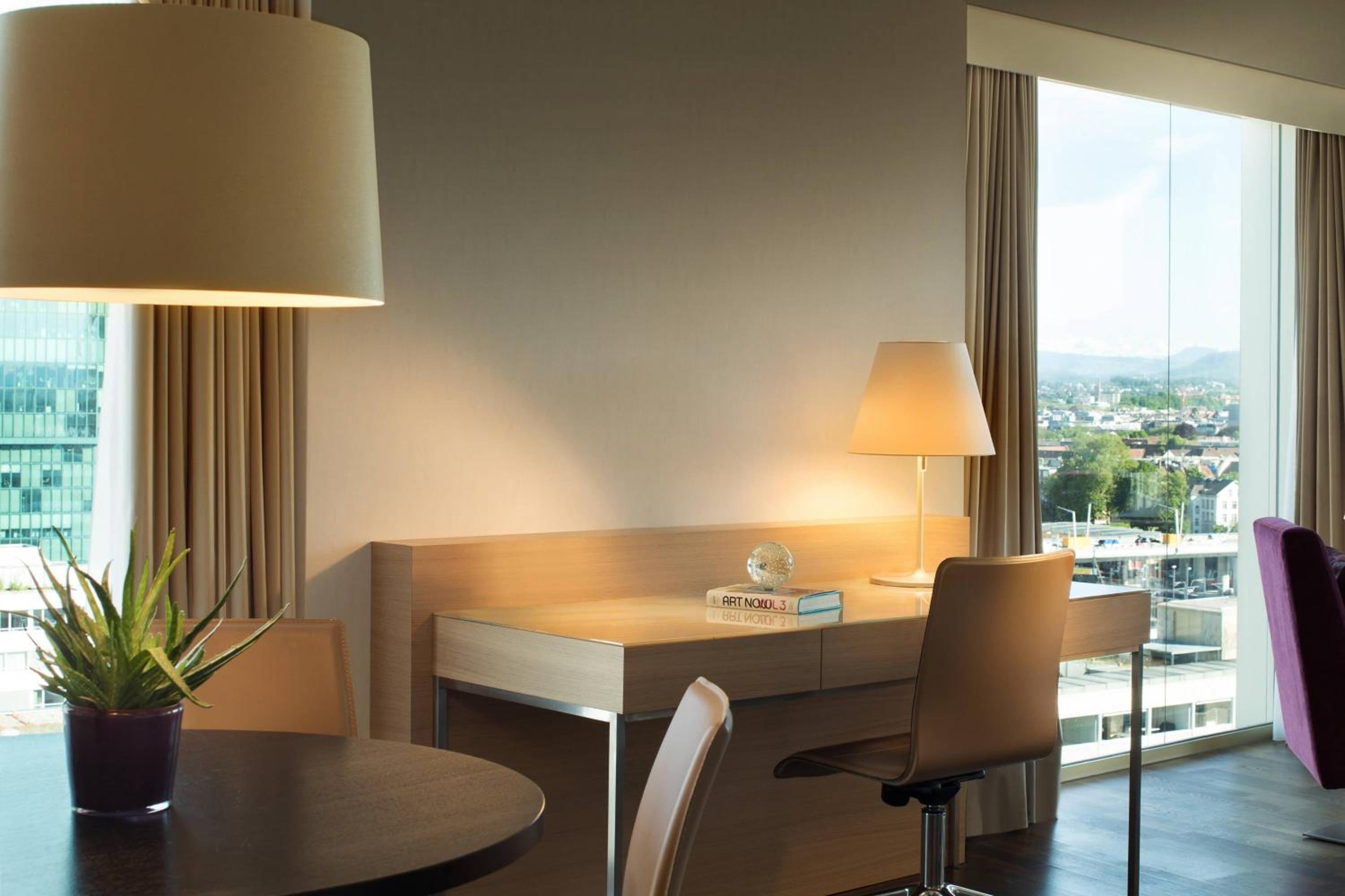 Executive King Suite with Sofa Bed - Club Lounge Access