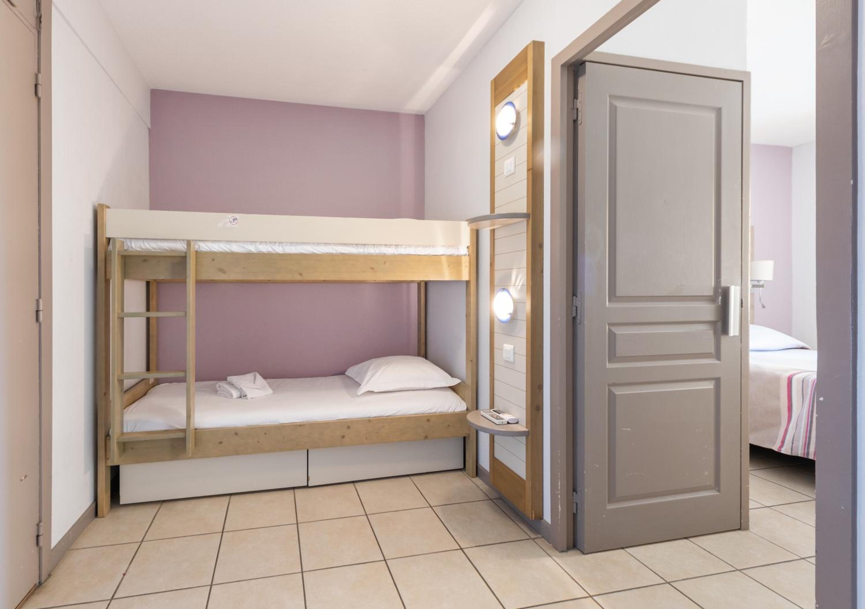 One-Bedroom Apartment with Sleeping Alcove and Air Conditioning (6 People)