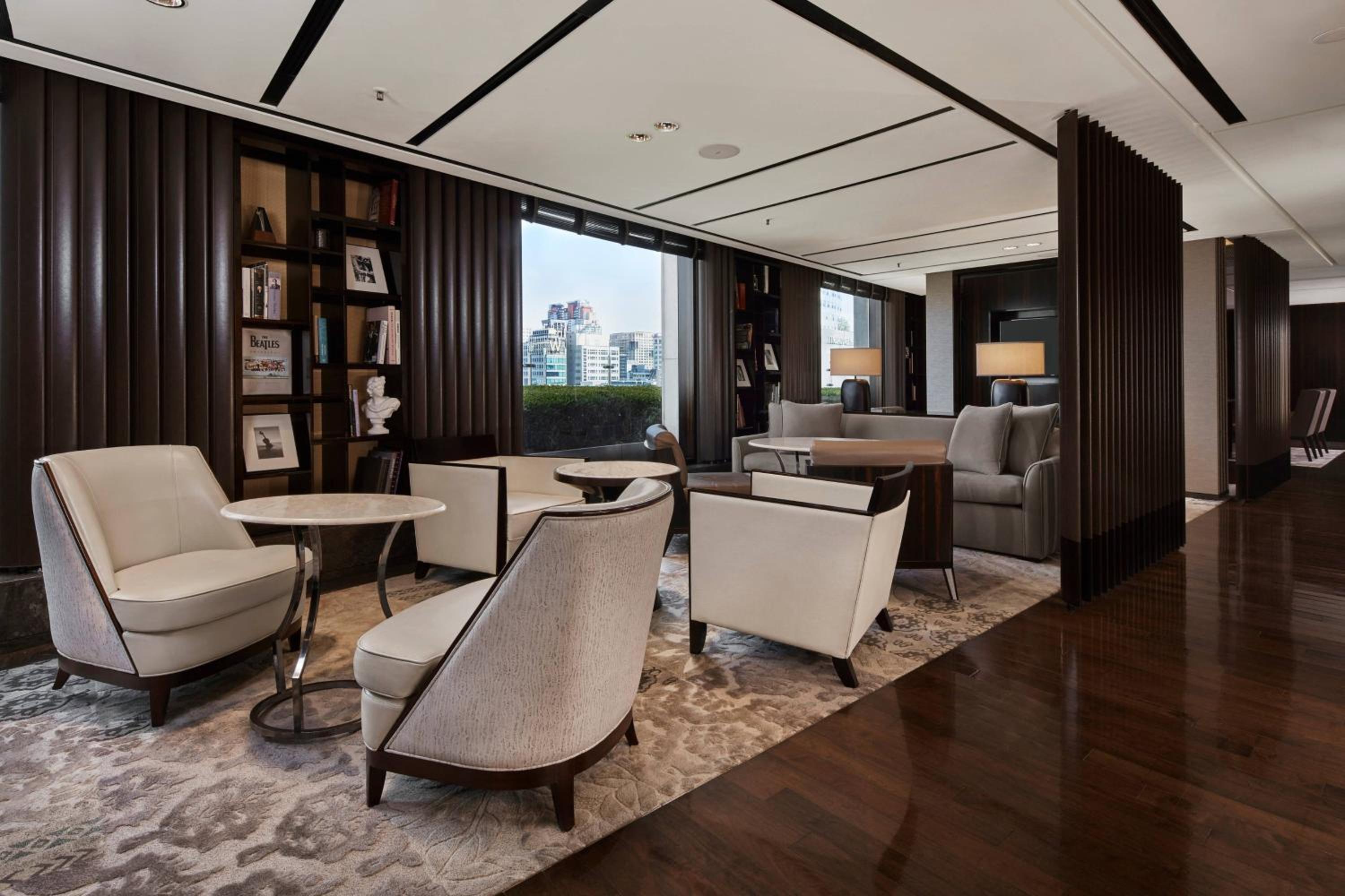 Executive lounge access, Guest room, 1 King, Skyline view