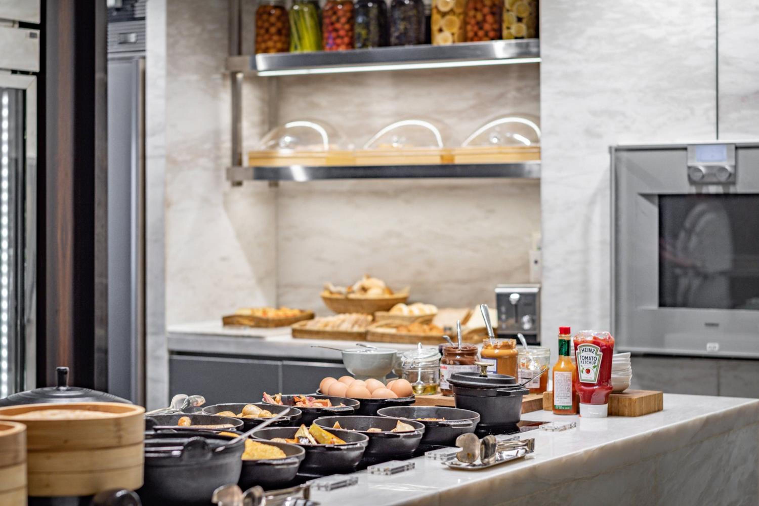 Executive lounge access, Guest room, 1 King, Skyline view