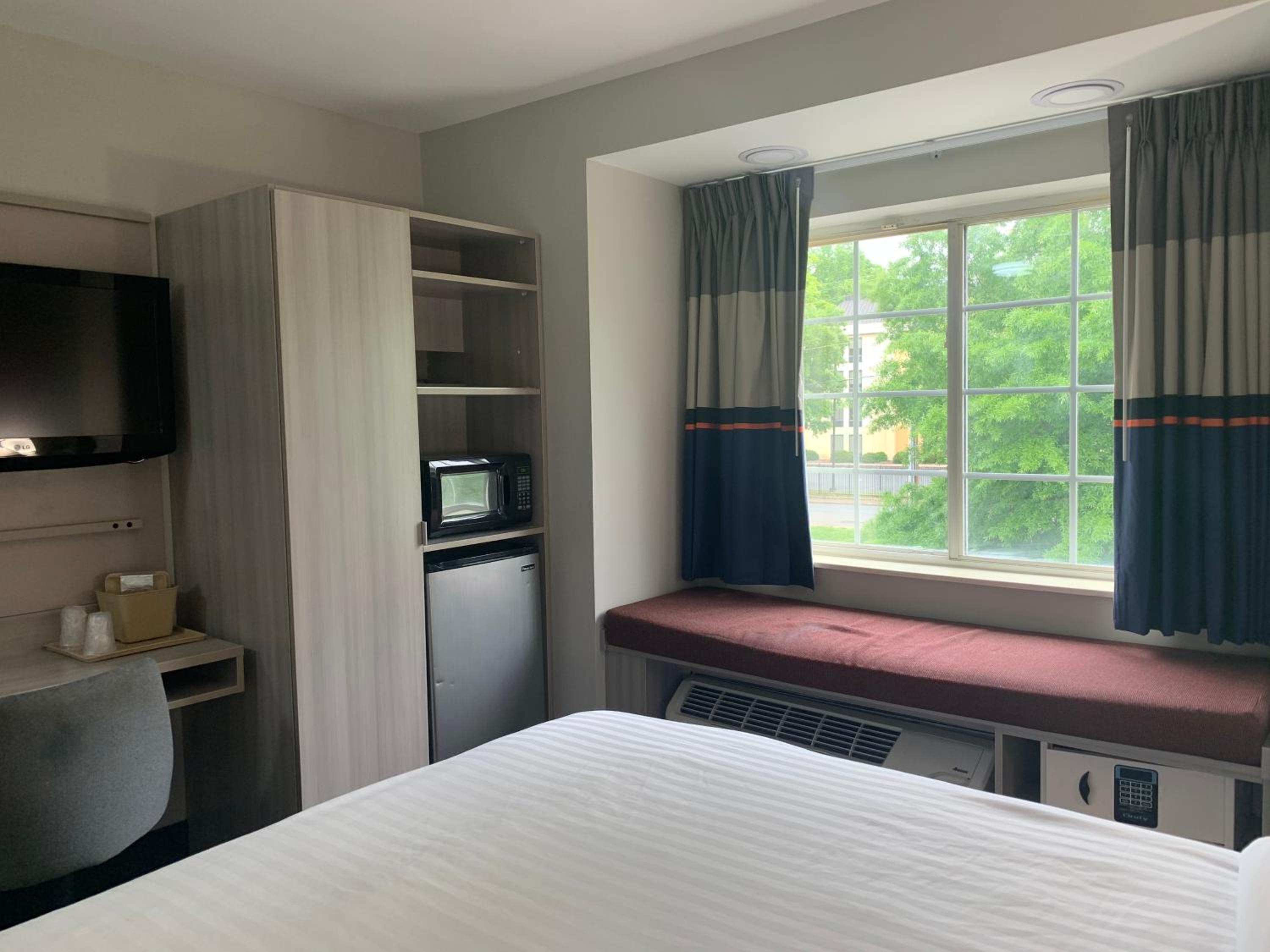 Queen Room - Non-Smoking