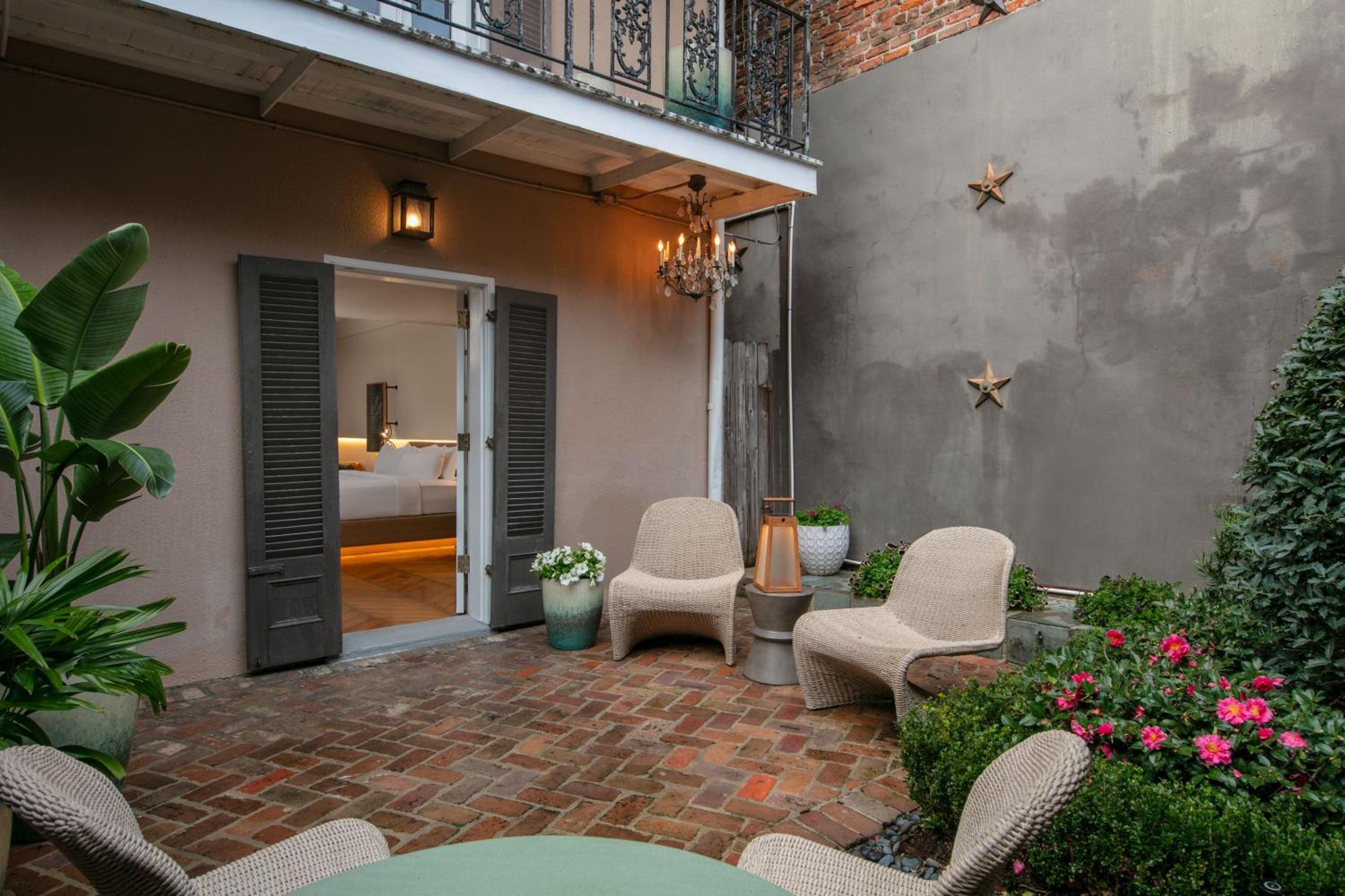 Studio, 1 Bedroom Studio Suite, 1 King, Courtyard View