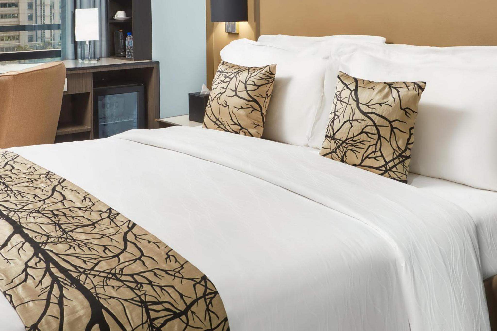 Premier Queen with Rooftop Pool Access