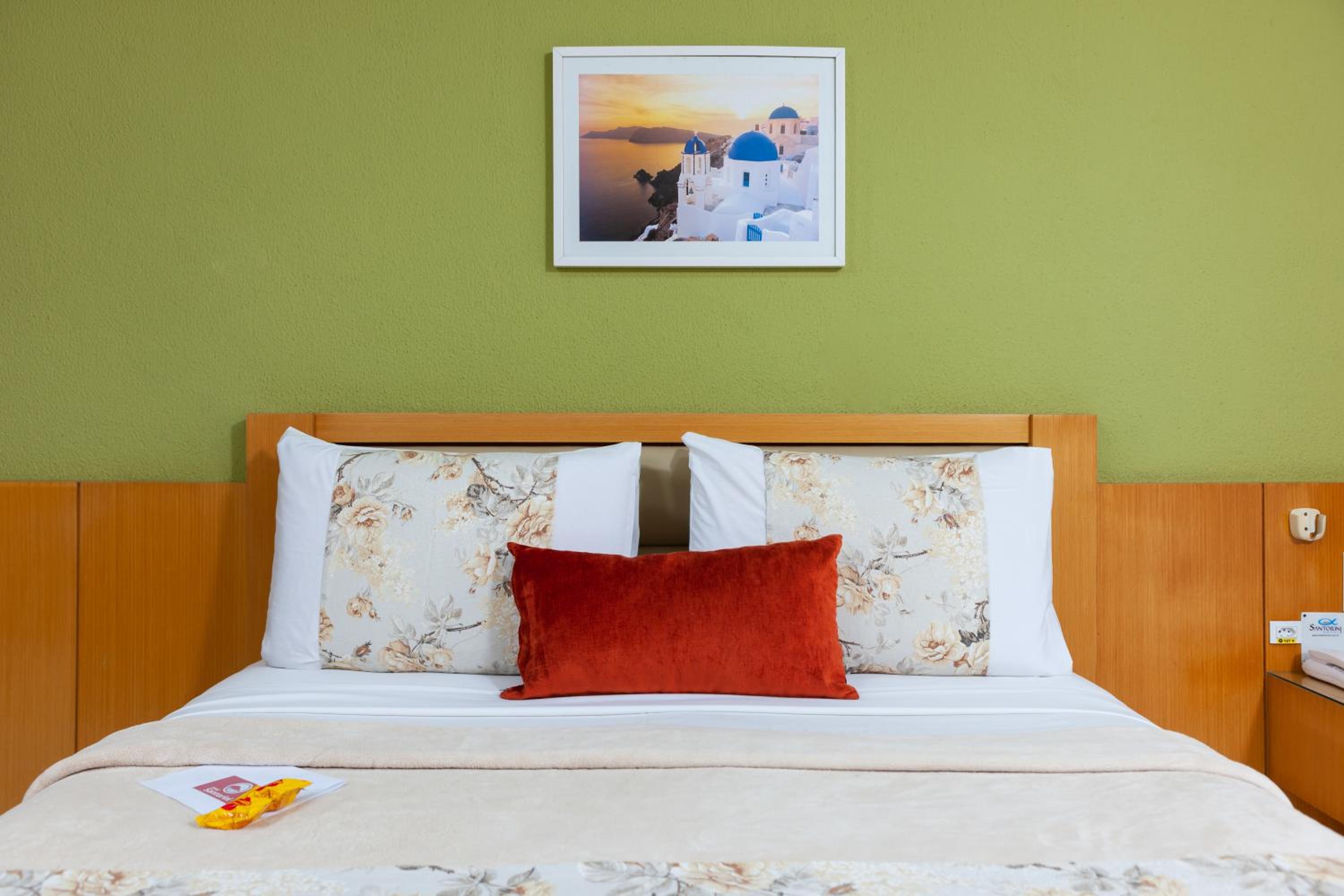 Deluxe Double Room with Side Sea View