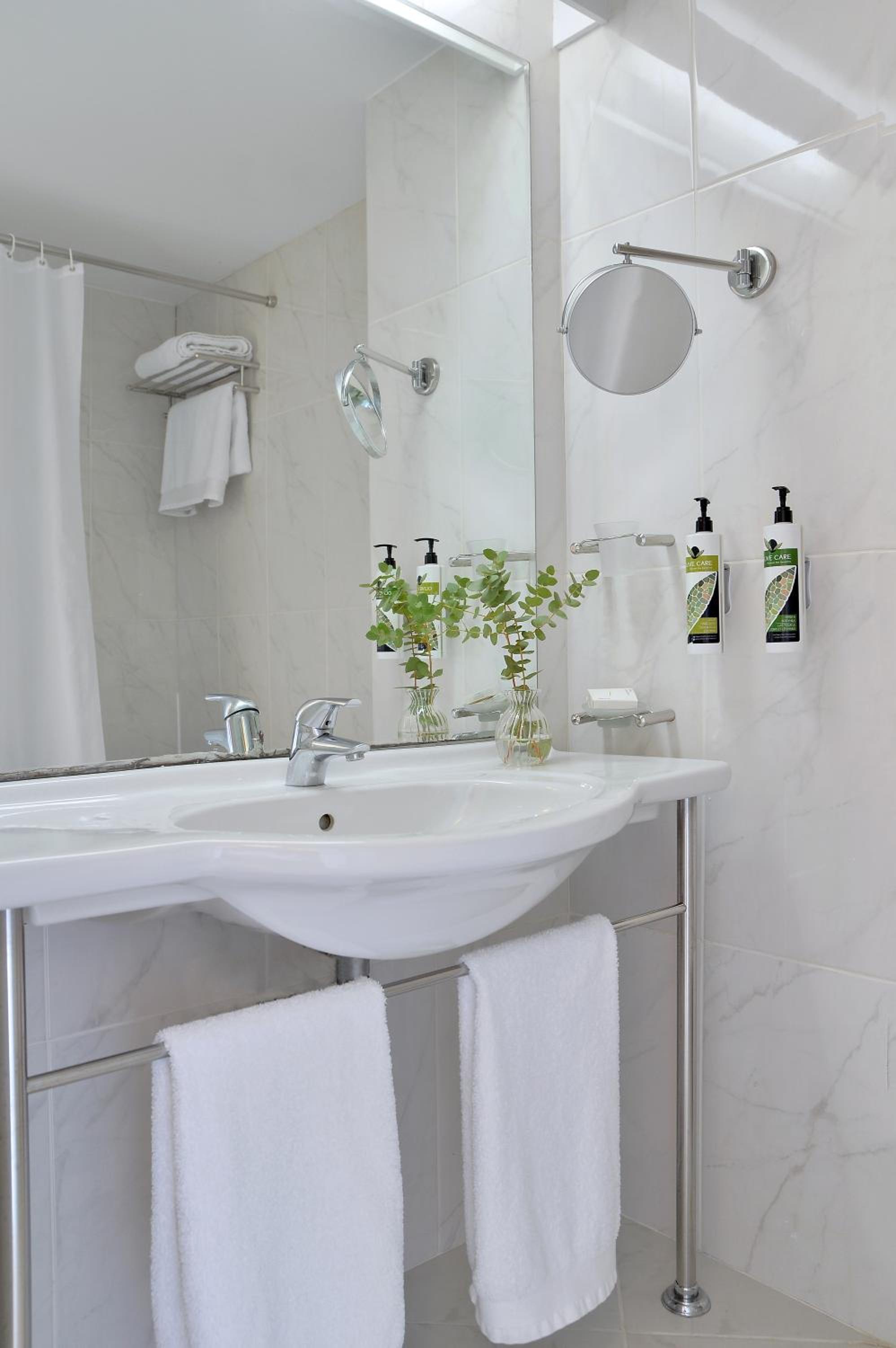 Family (2 Adults + 2 Children)