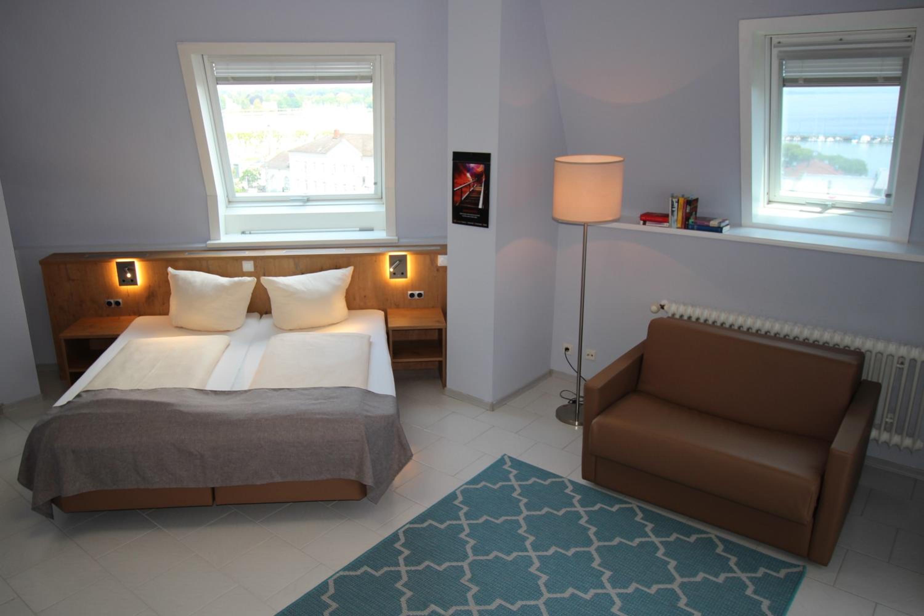 Family Room with Balcony - air conditioning