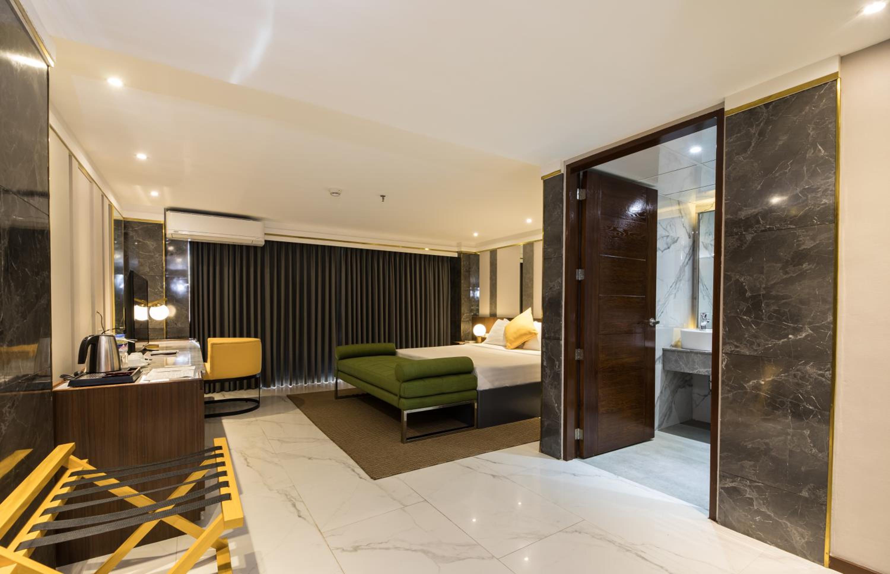 Plaza Suite
