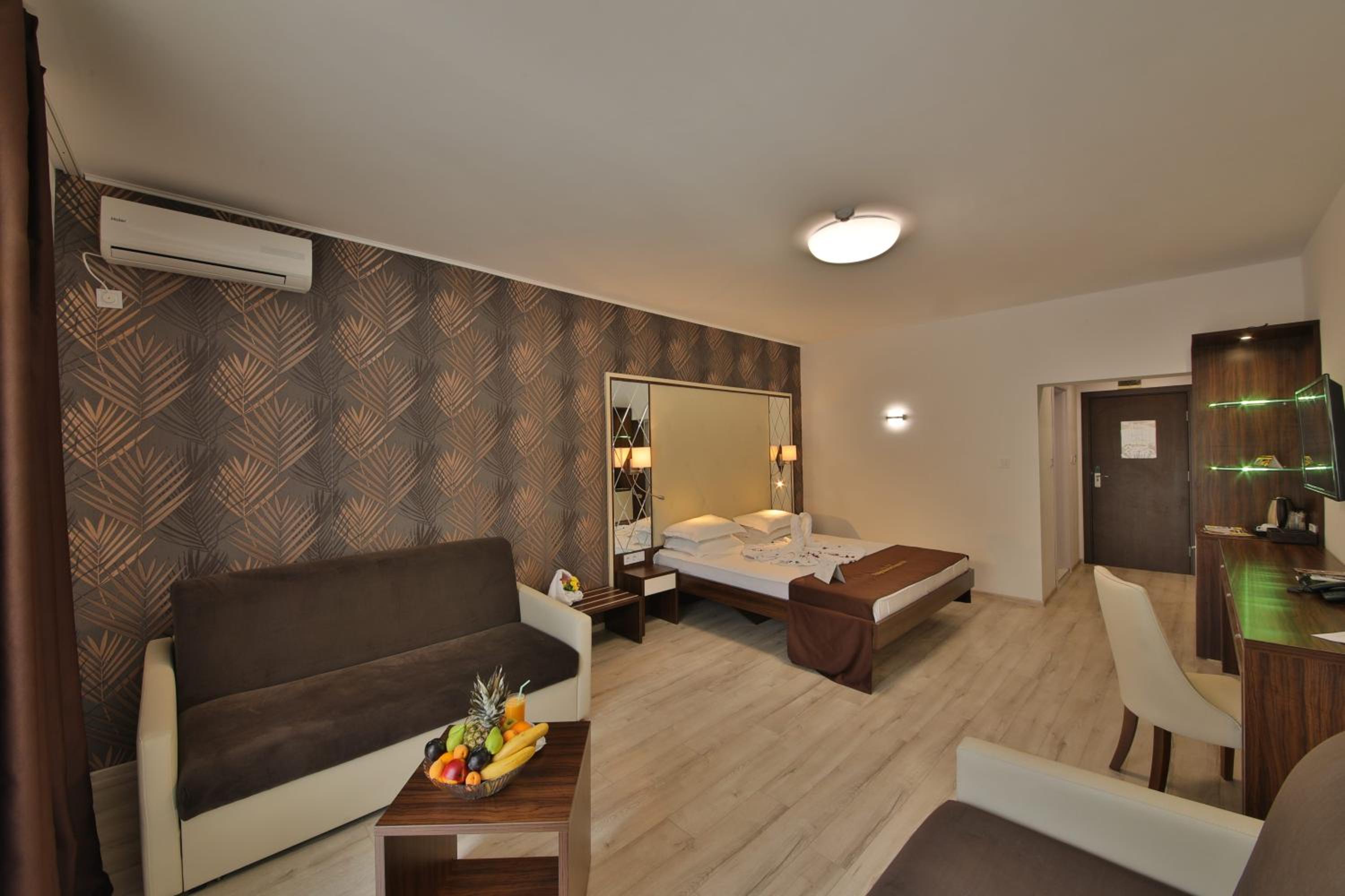 Deluxe Family Room with Balcony - Free Aquapark Access