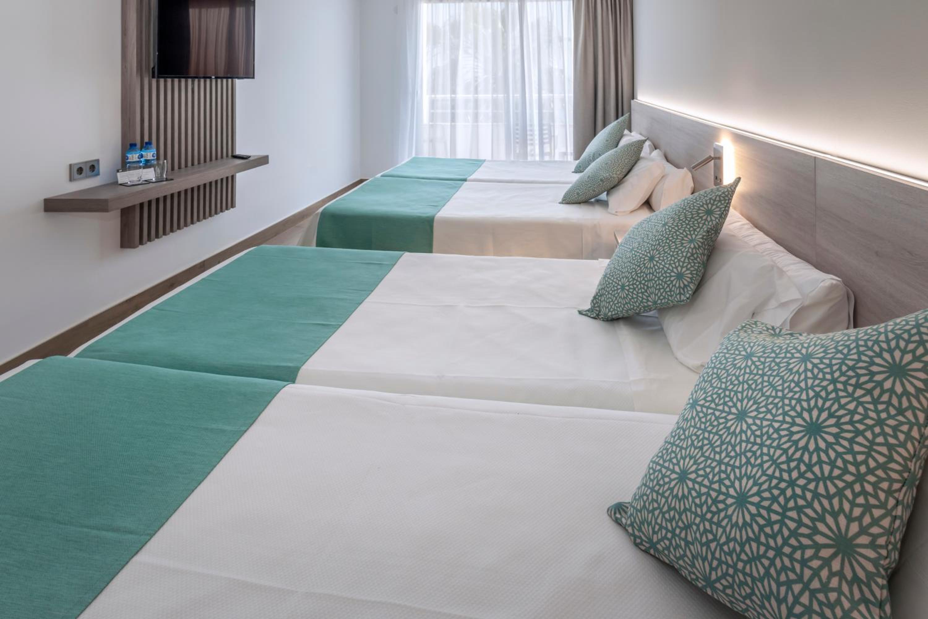 Triple Room with Sea View (2 Adults + 1 Child)