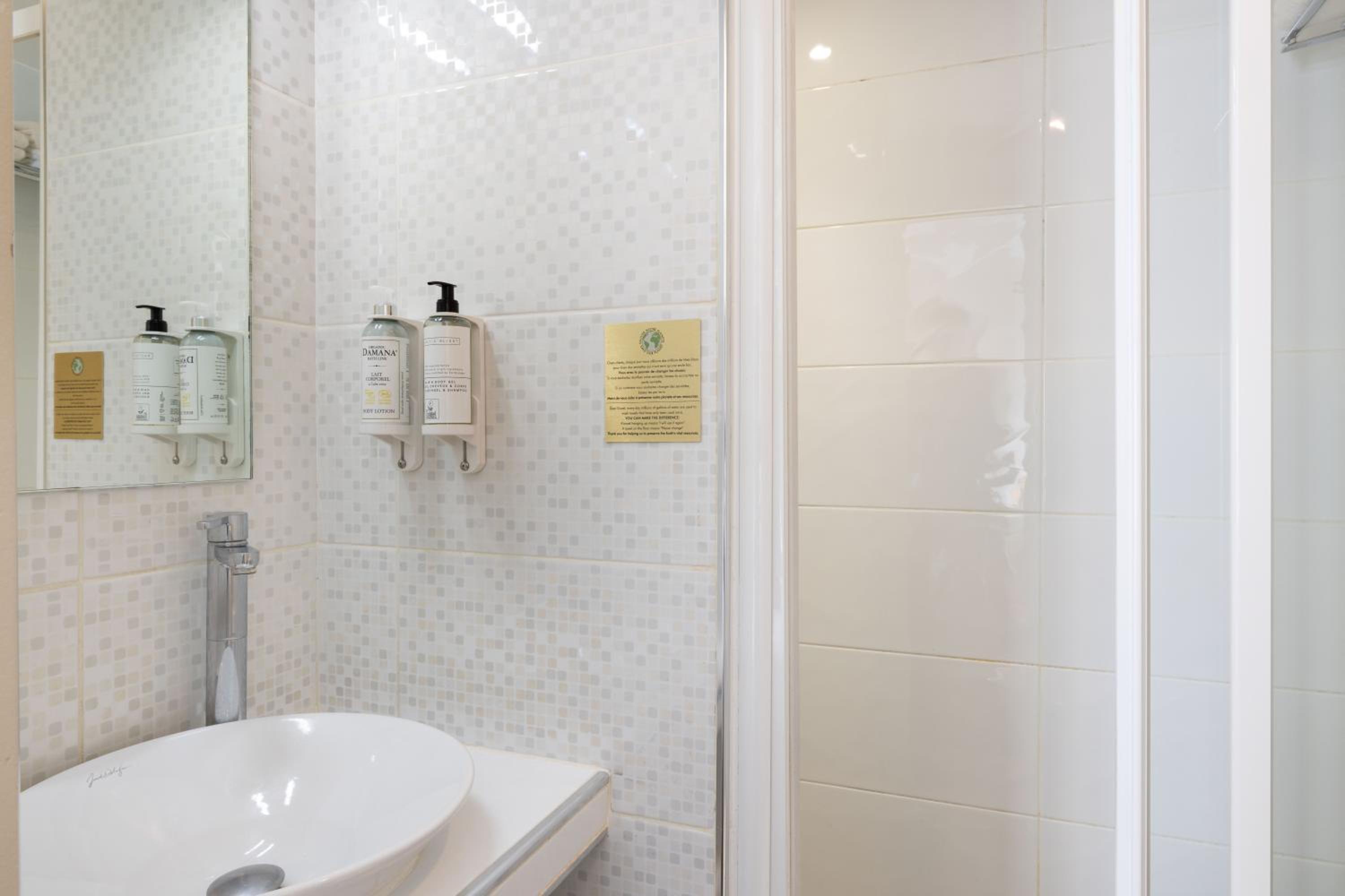 Superior Room with Queen Bed