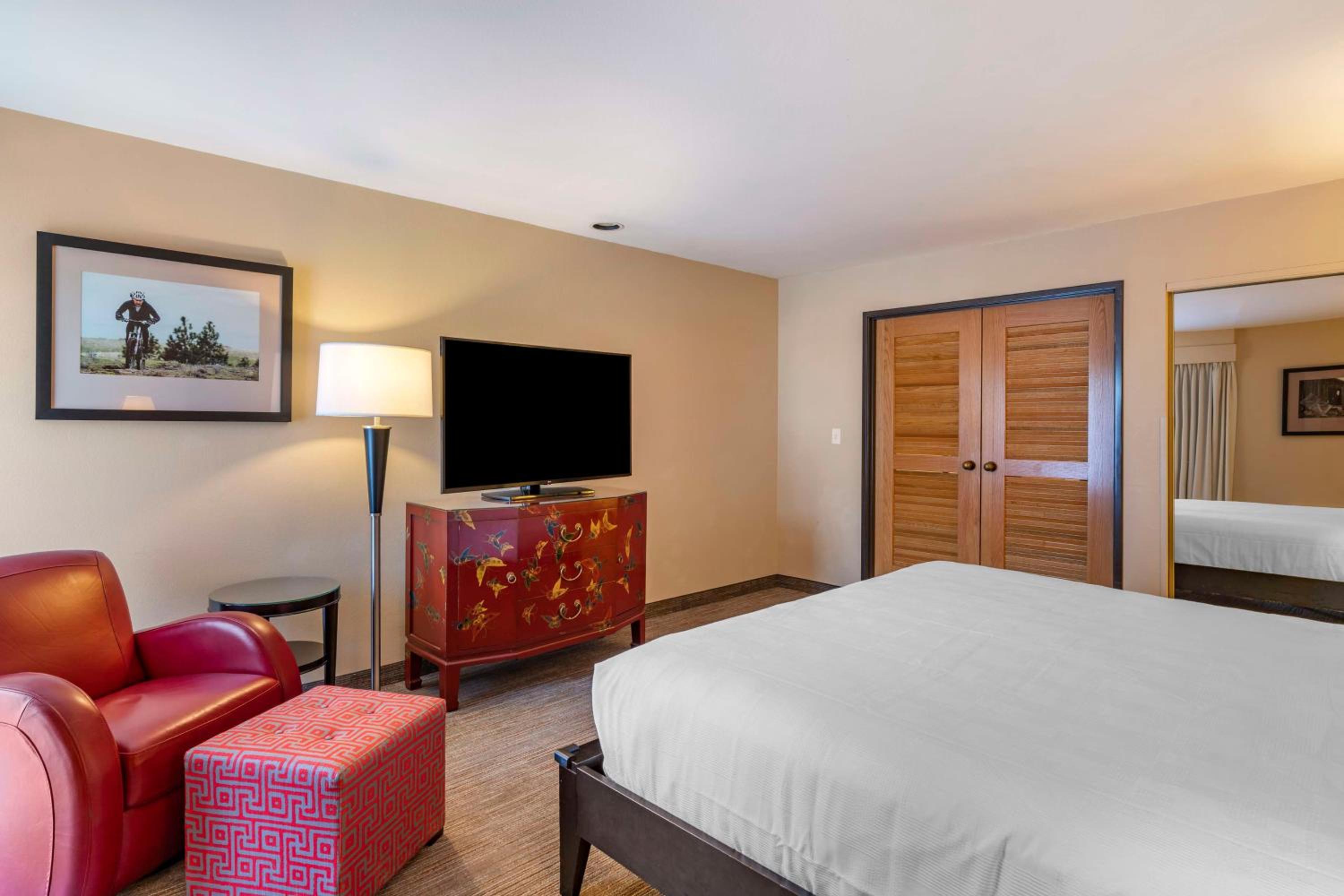 King Suite with River View, Mobilty Accessible, Roll-In Shower, No Pets