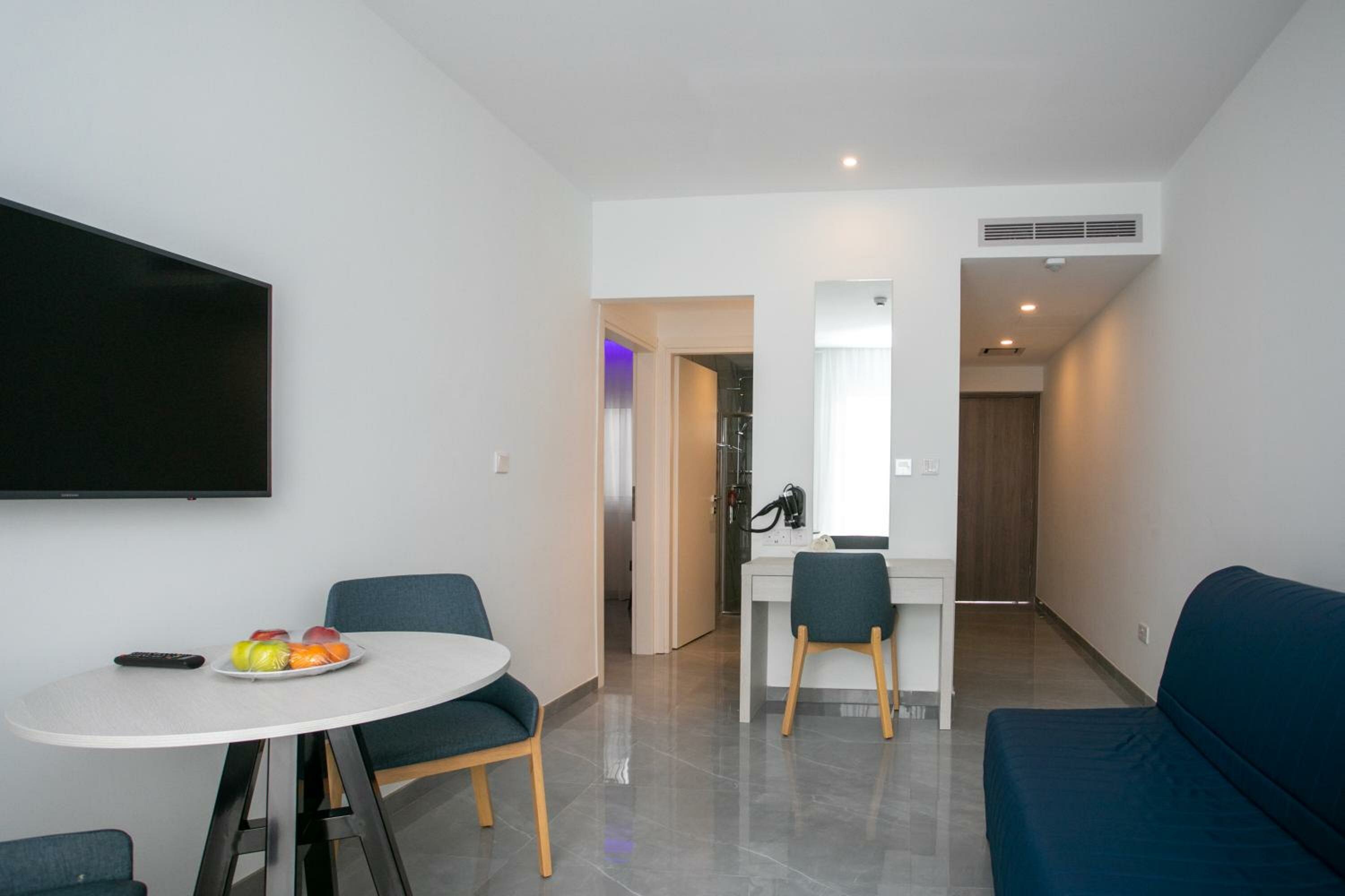 Suite with Queen Bed and Kitchen - Non-Smoking