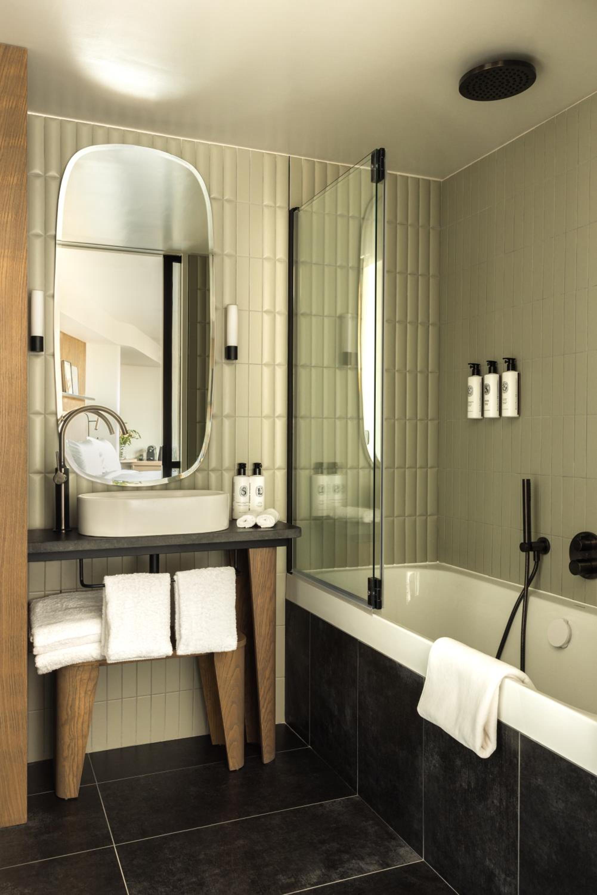 Junior Suite with Terrace and  Eiffel Tower View 