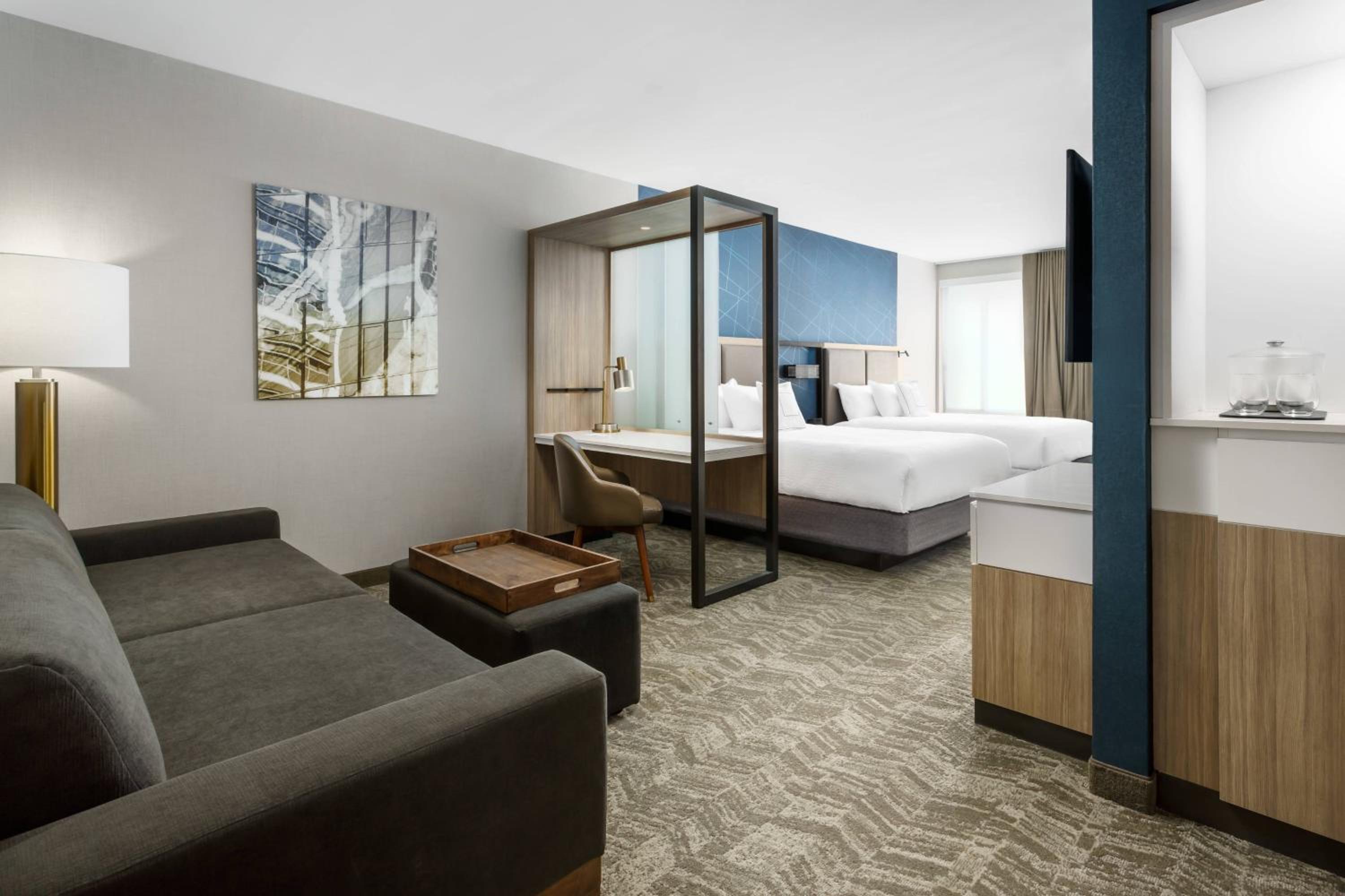 Queen Suite with Trundle Bed and Adapted Tub - Mobility and Hearing Accessible