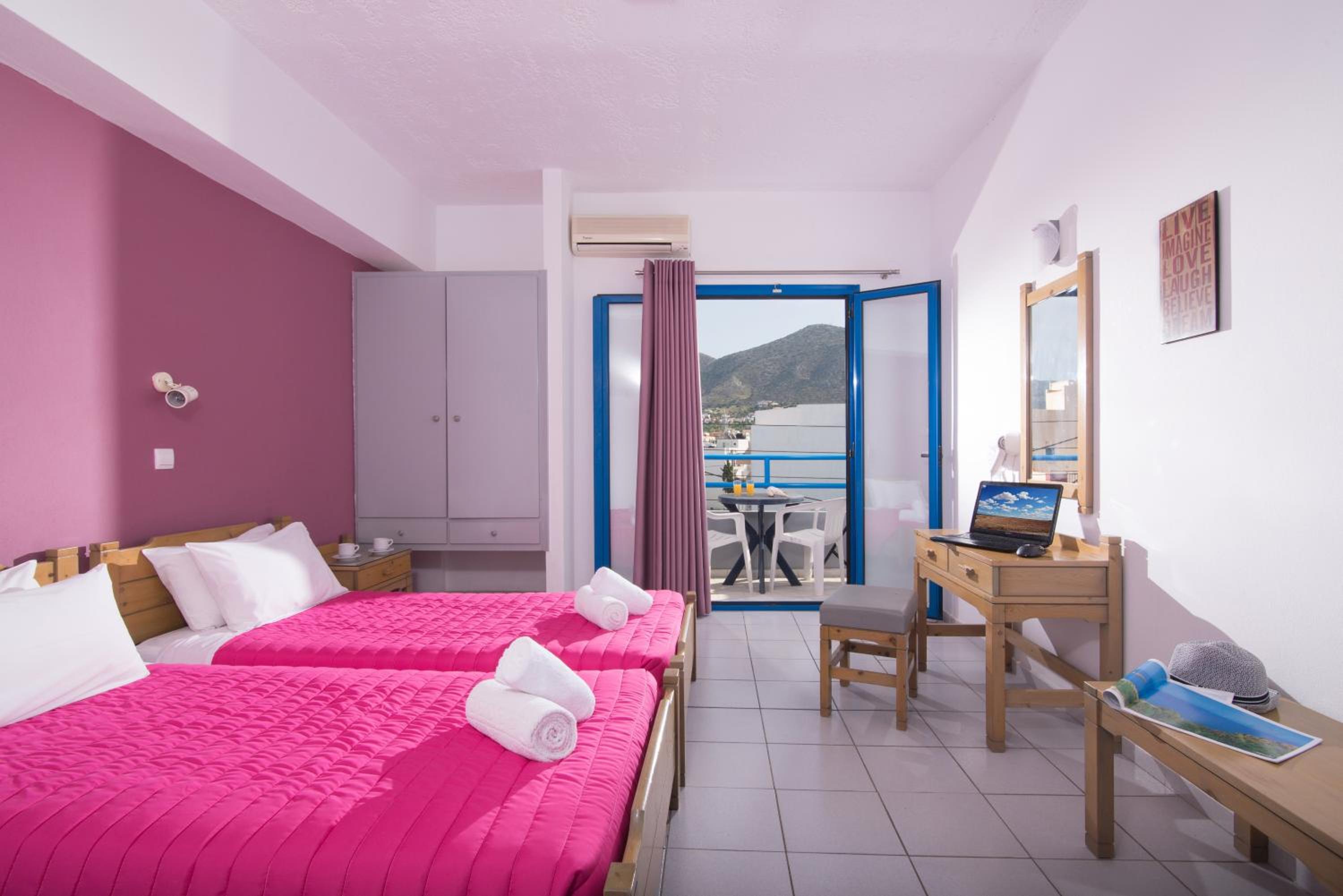 One Bedroom Apartment with Mountain View