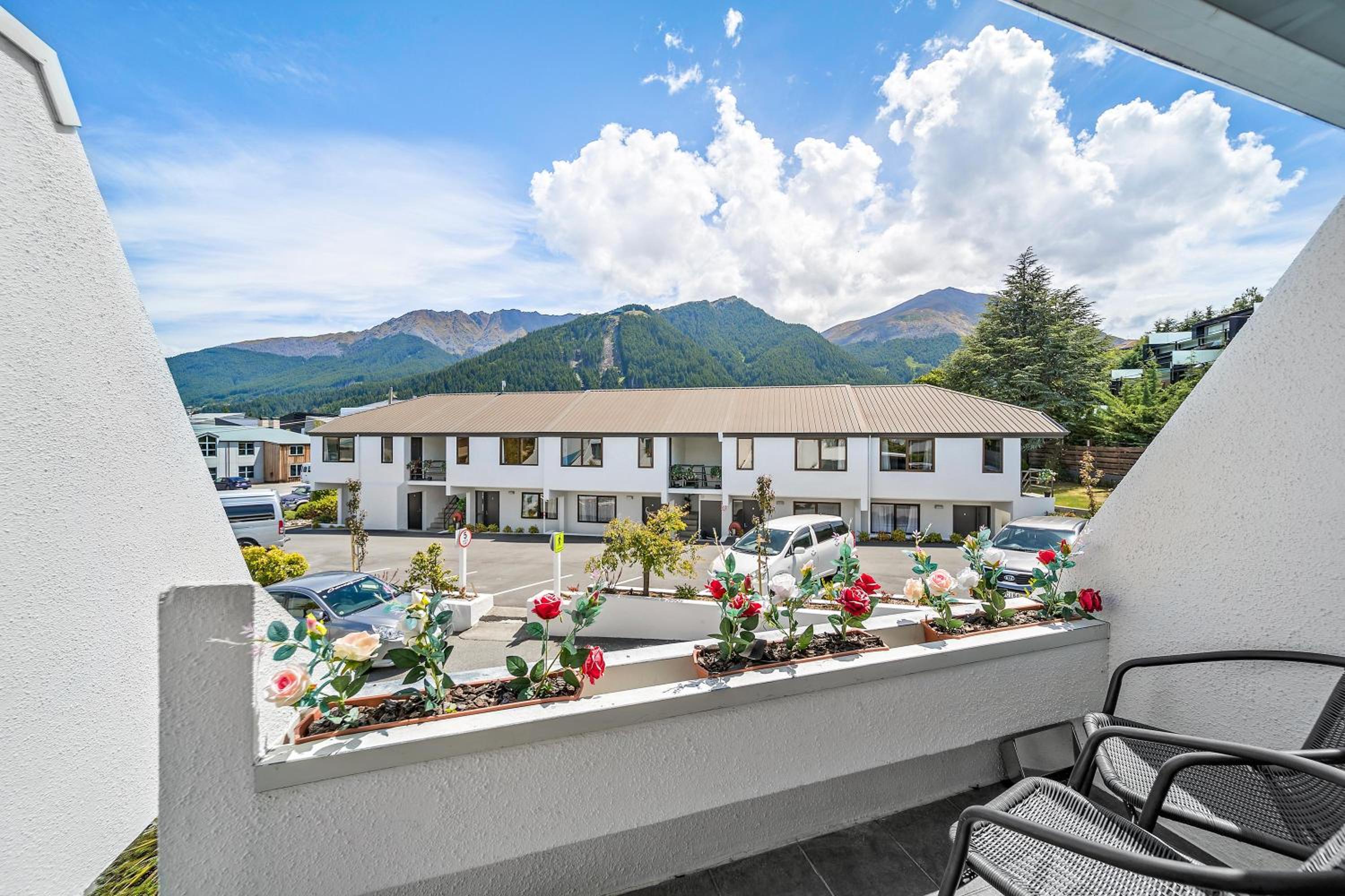 Apartment with Mountain View