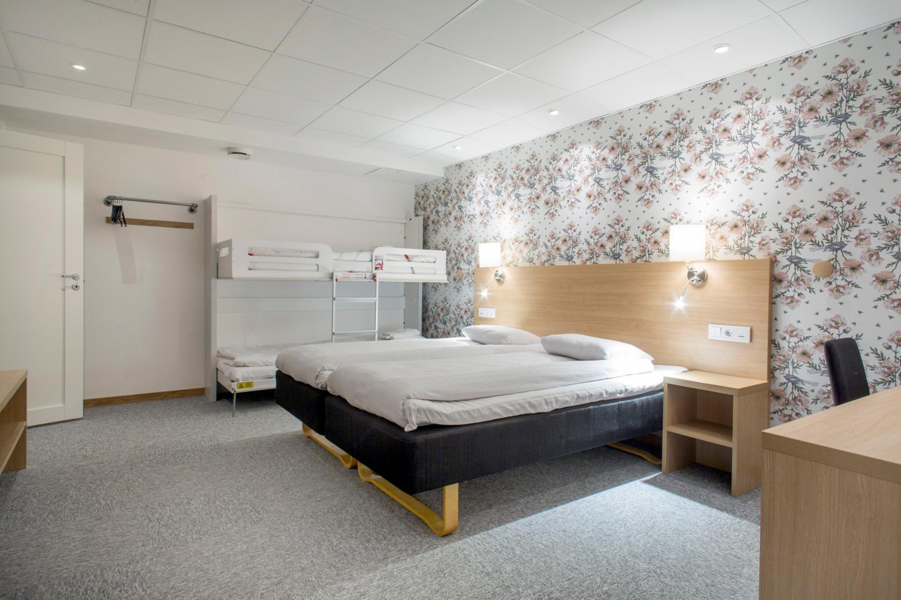 Family Room - No Windows (6 Adults)