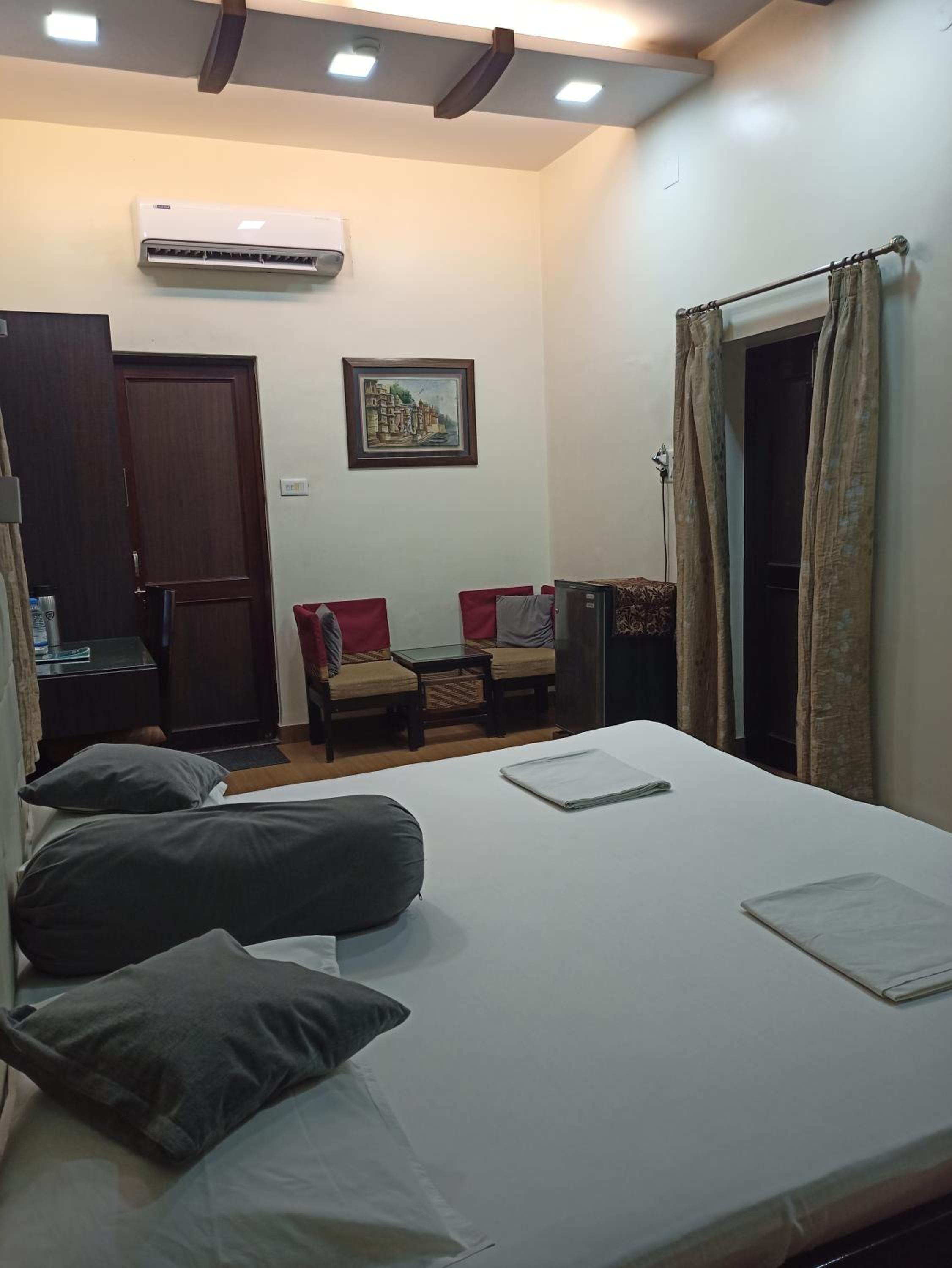 Premium Double Room (Includes Ganga Aarti And Darshan Assistance To Kashi Vishwanath Temple)