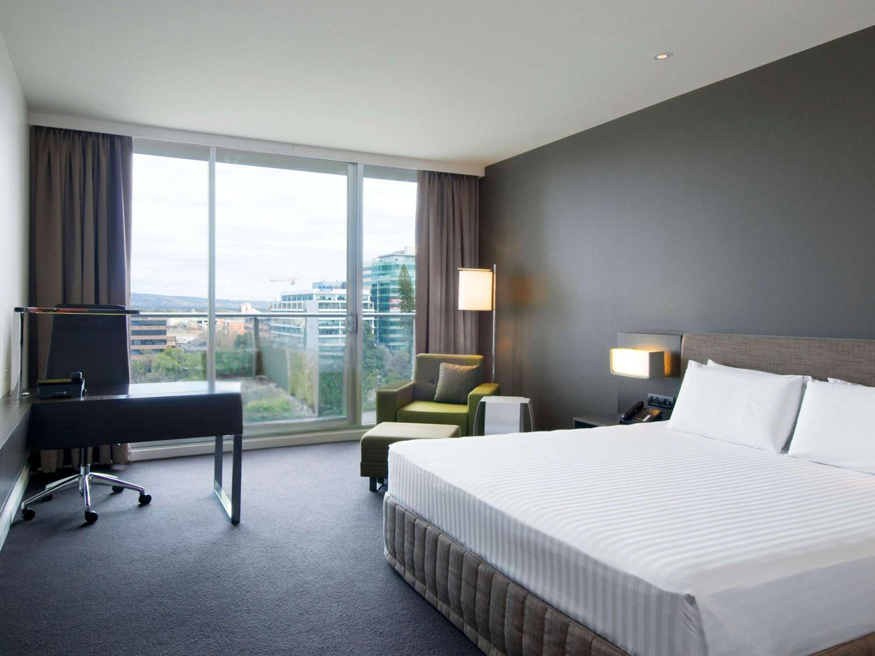 Deluxe Executive King Room with Park View and Balcony & Executive Lounge Access 