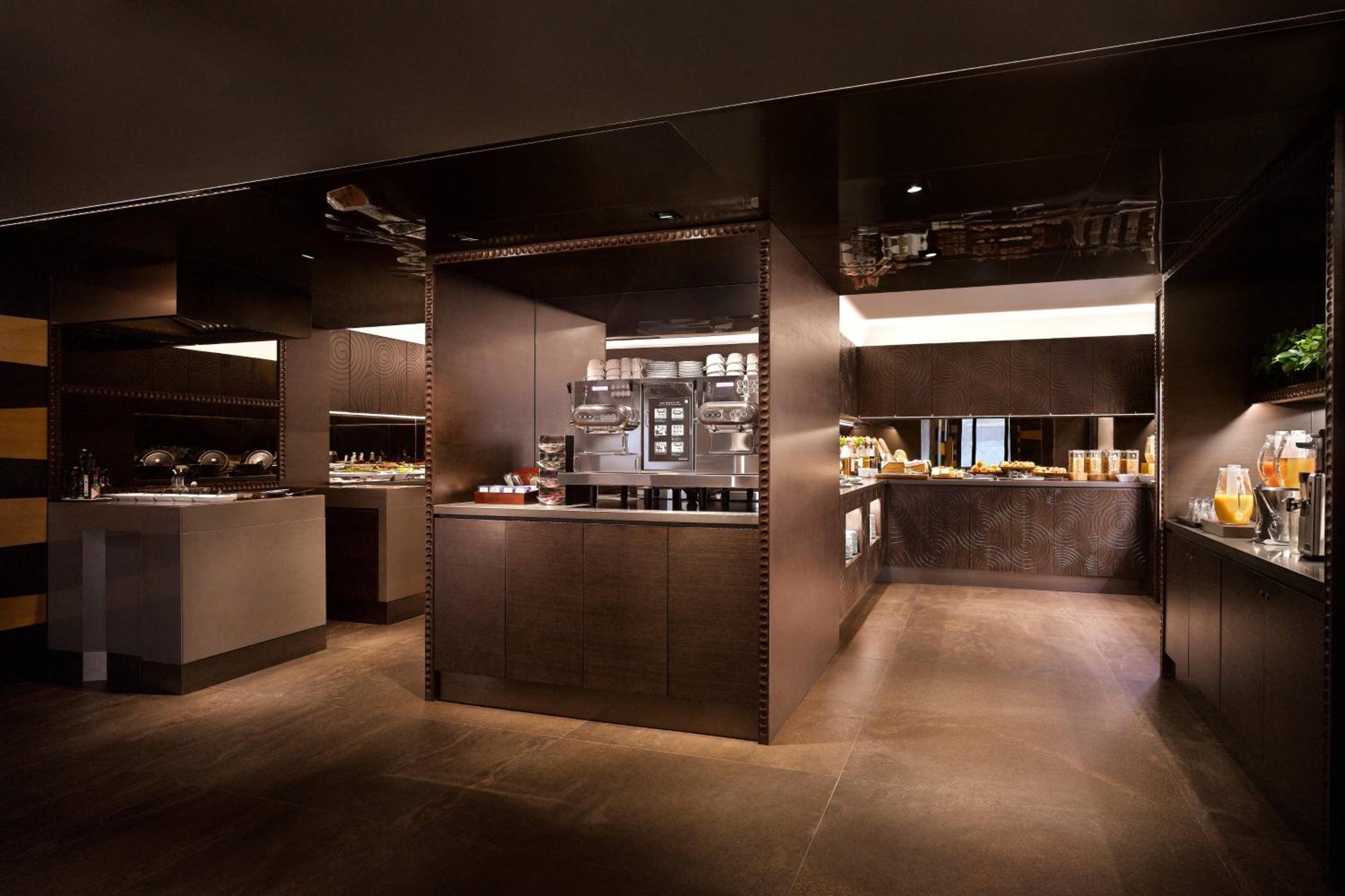 1 King Bed, Club Lounge Access, Residential Suite