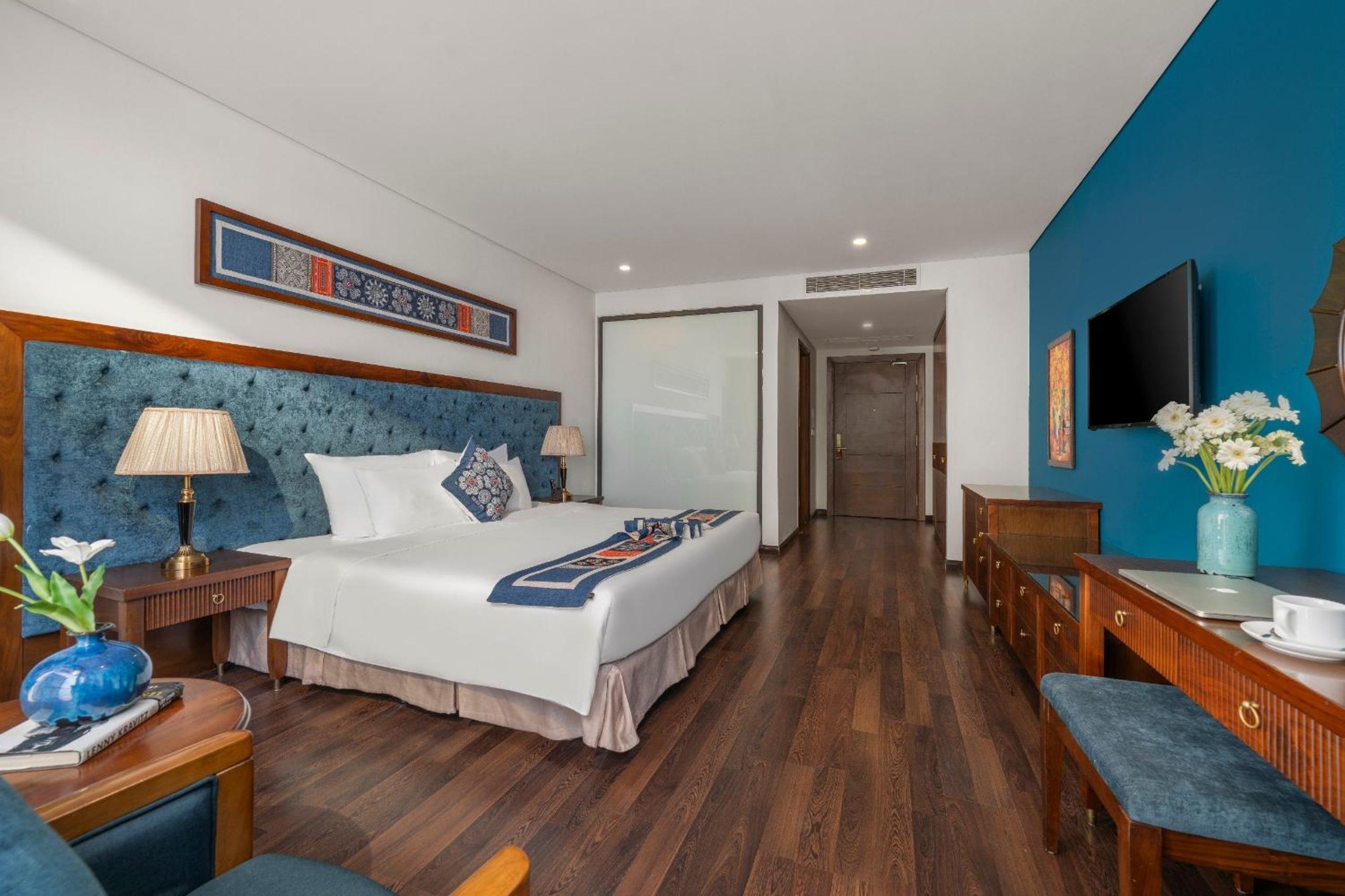 Deluxe Double Room with Balcony and Partial Sea View
