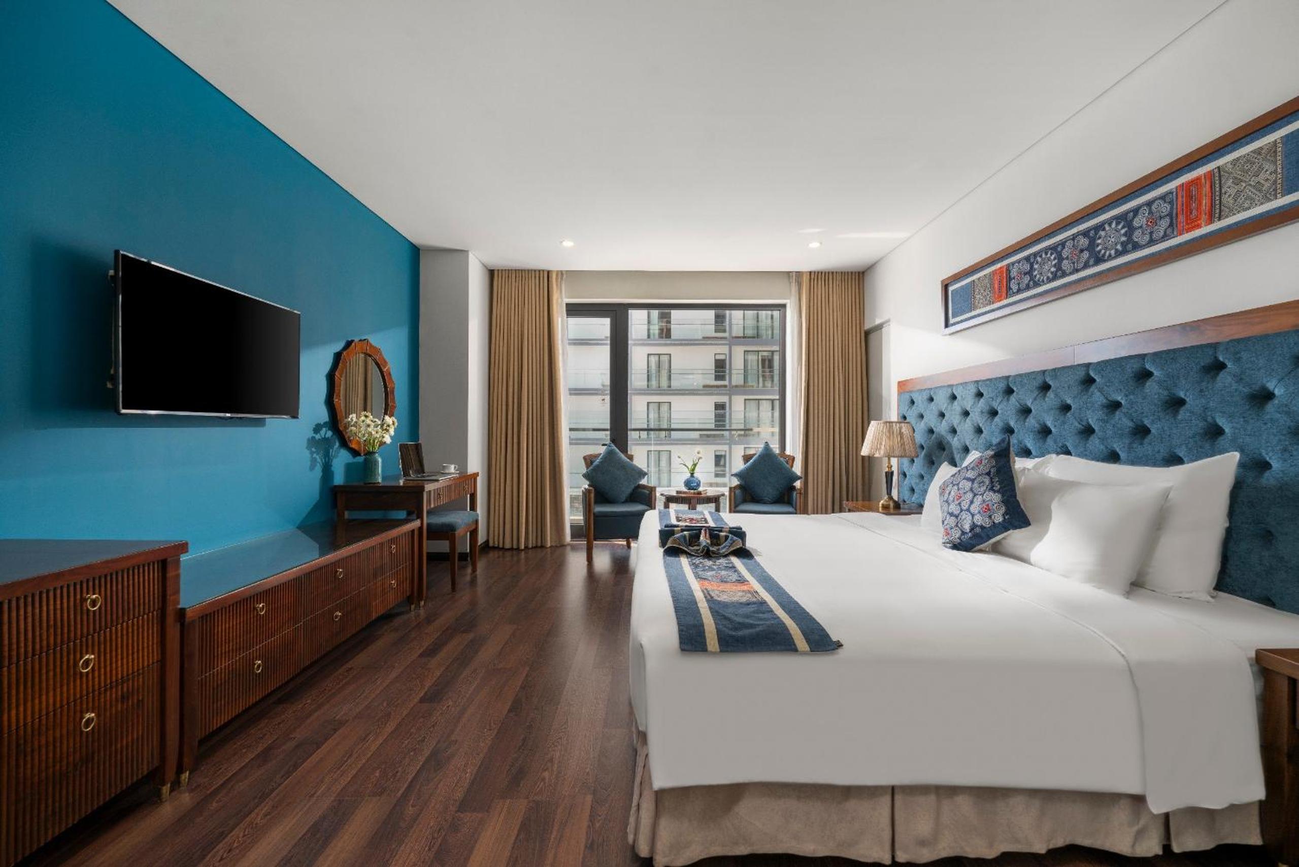 Deluxe Double Room with Balcony and Partial Sea View