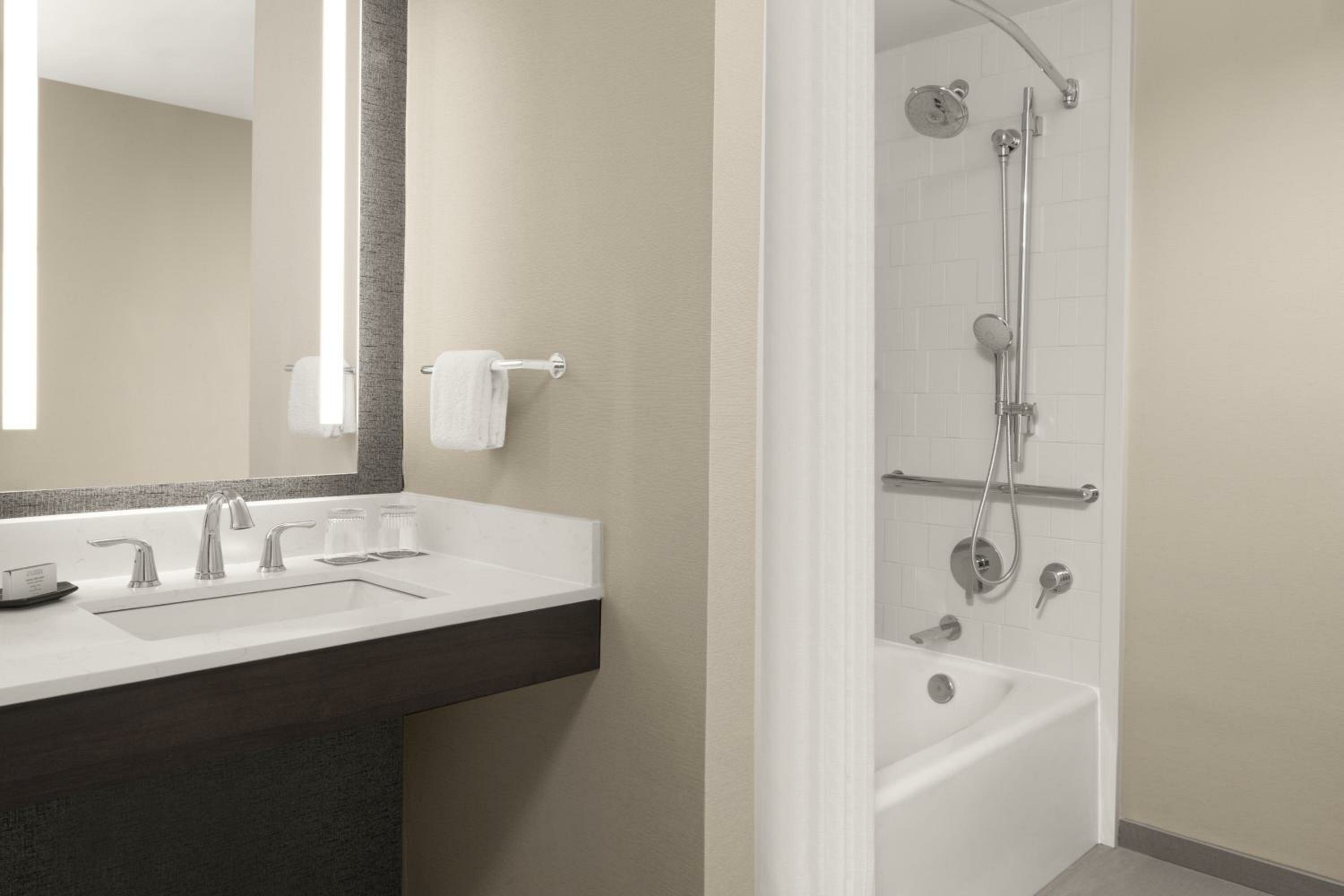 Double Room with Two Double Beds and Adapted Tub - Mobility Accessible