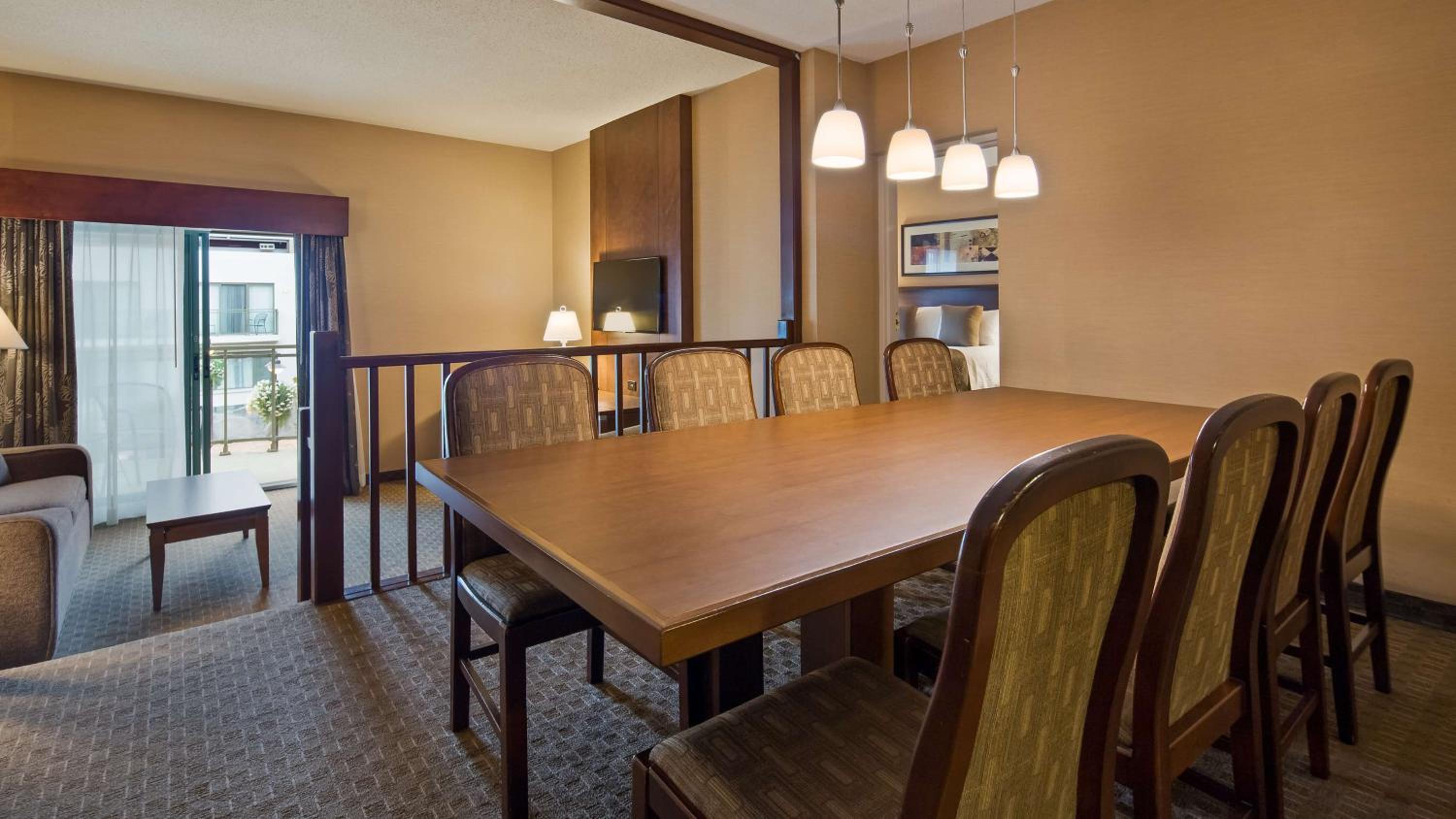 One-Bedroom King Suite with Jetted Tub