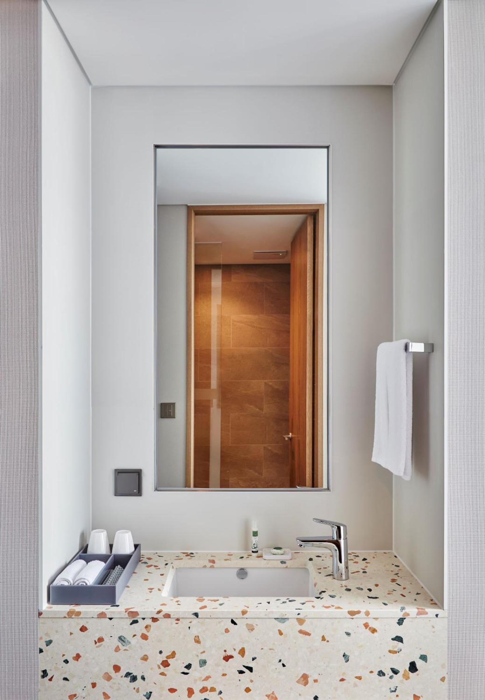 Deluxe Corner Hollywood Room