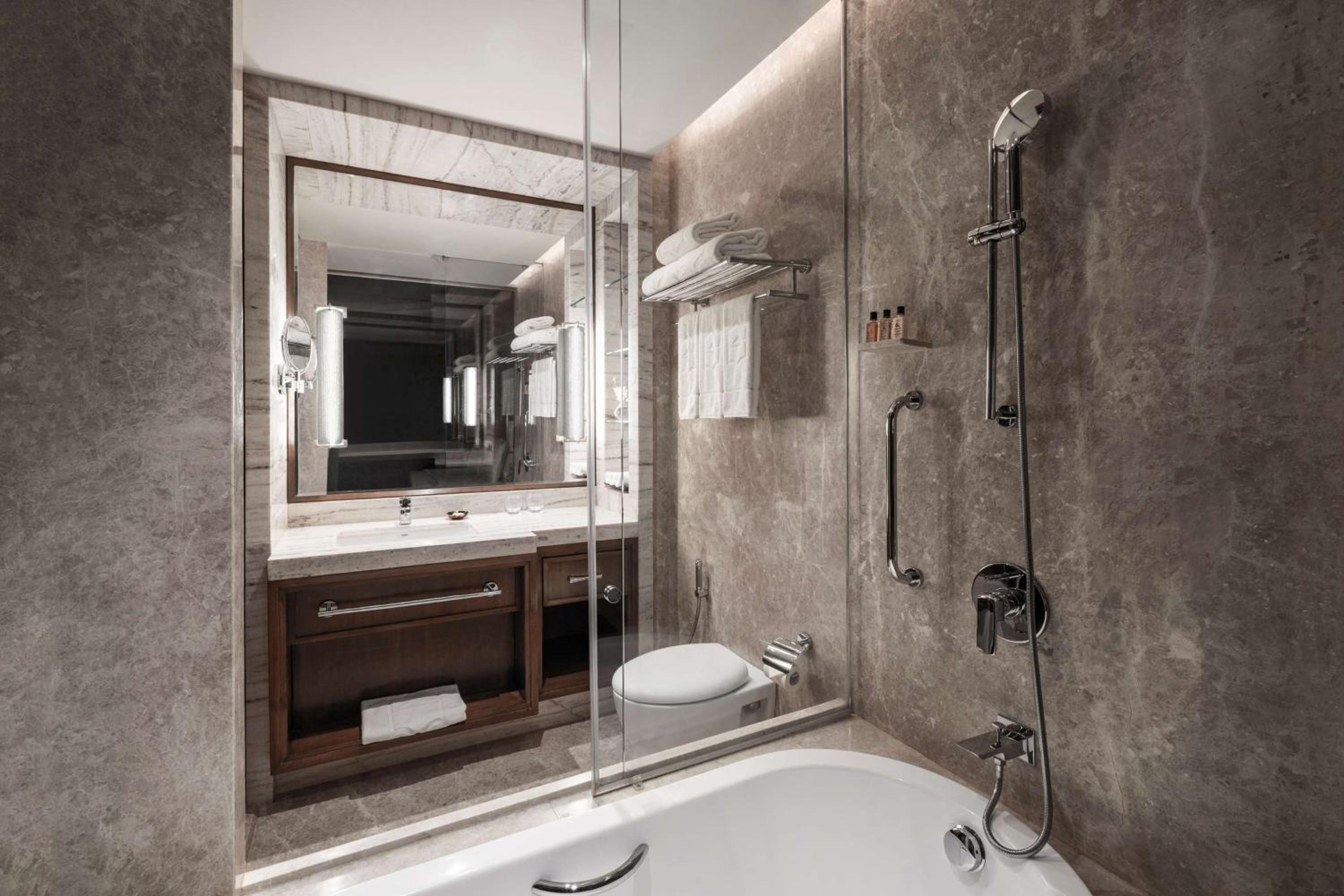 Horizon Premier (Club King) - 10% discount on Food & Soft Beverages & Laundry - Evening cocktails and canapés at the Horizon Club Lounge from 6pm – 8pm