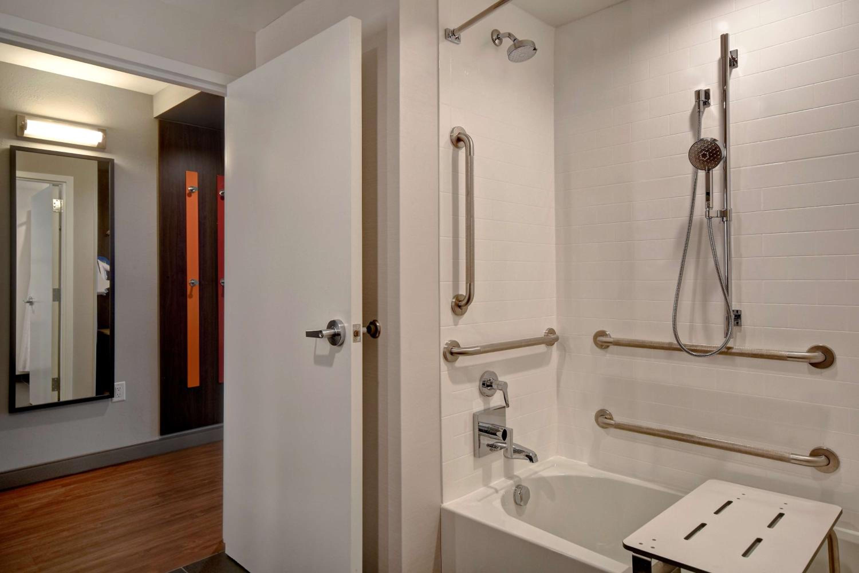 King Room with Bath Tub - Mobility Access