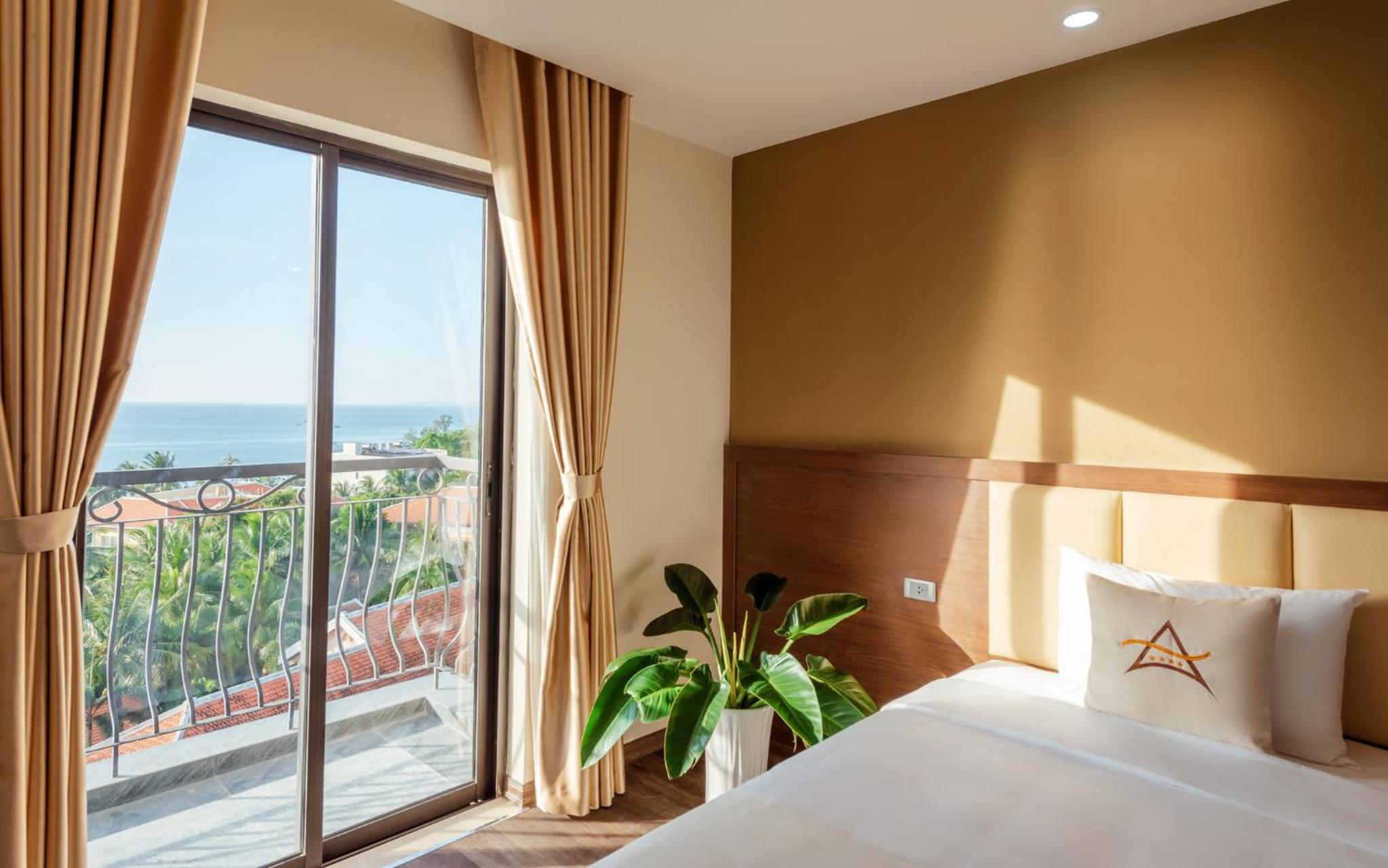Deluxe Double Room with Balcony and Sea View