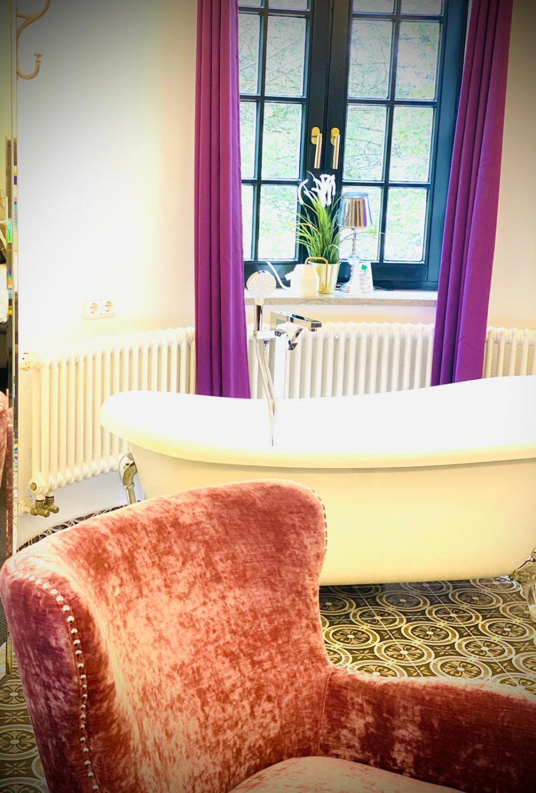 Deluxe quadruple room with roll-top Bath and Balcony