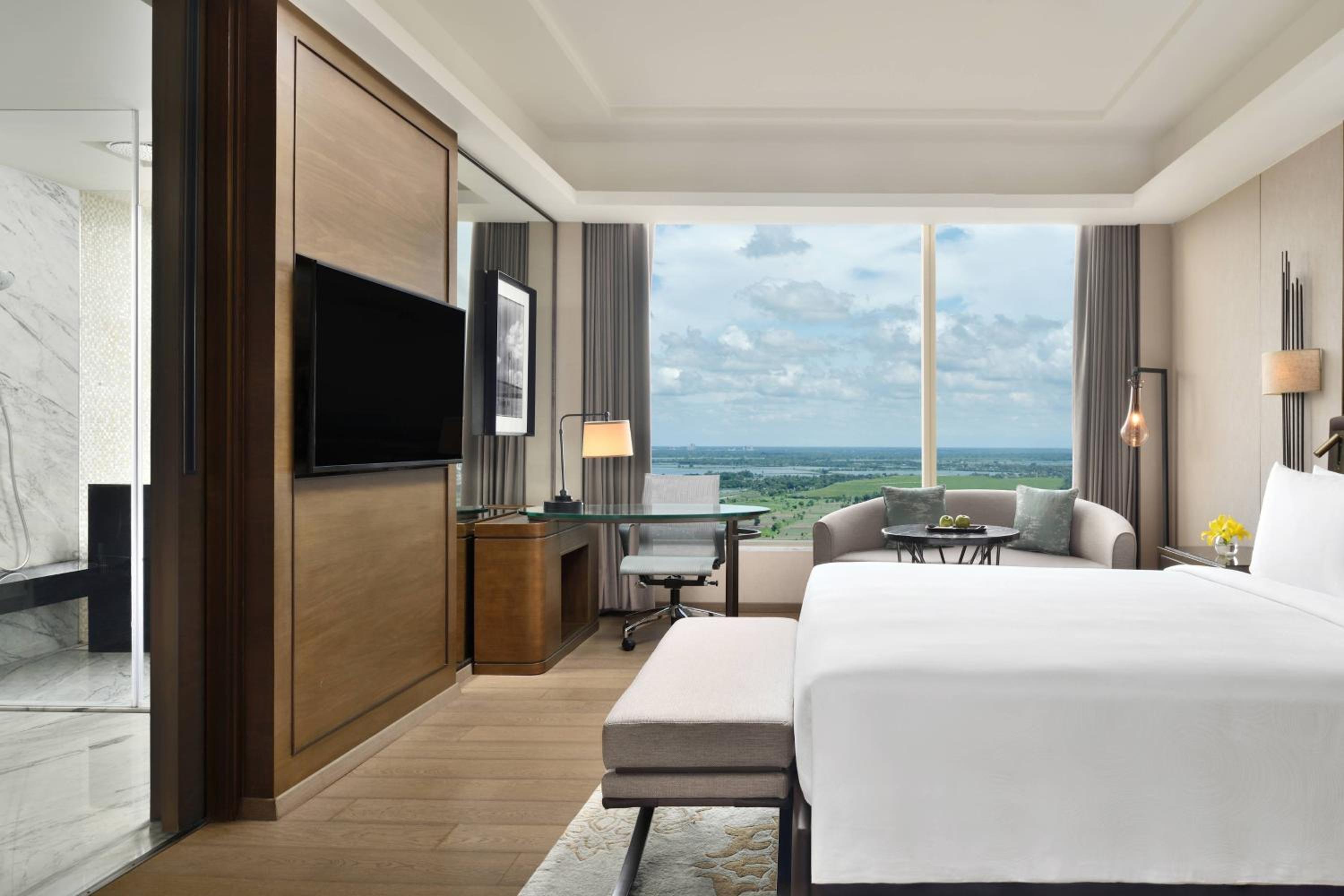 Executive King room with Lounge Access & One way Airport Transfer