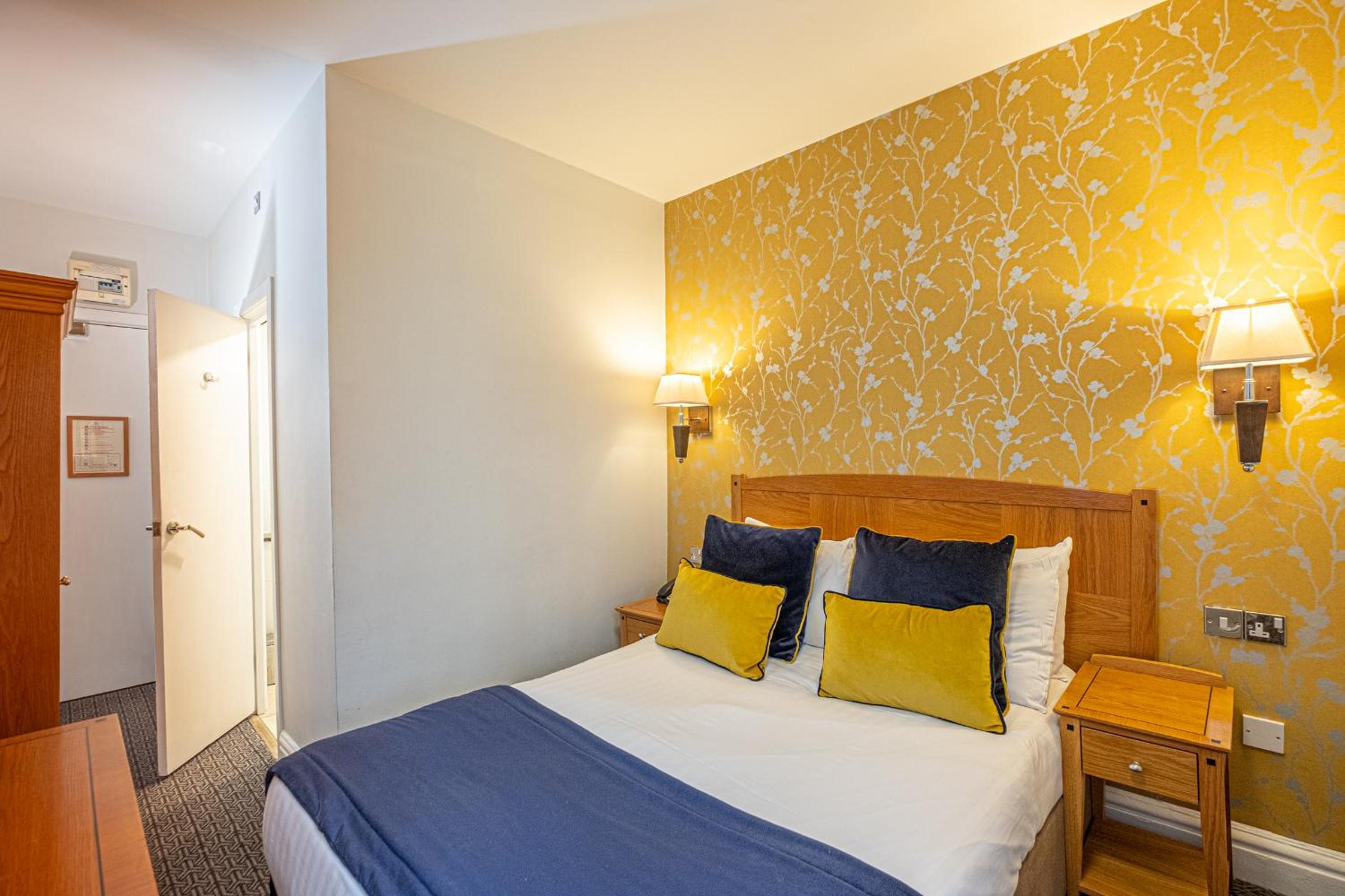 Compact Double Room with Air Conditioning