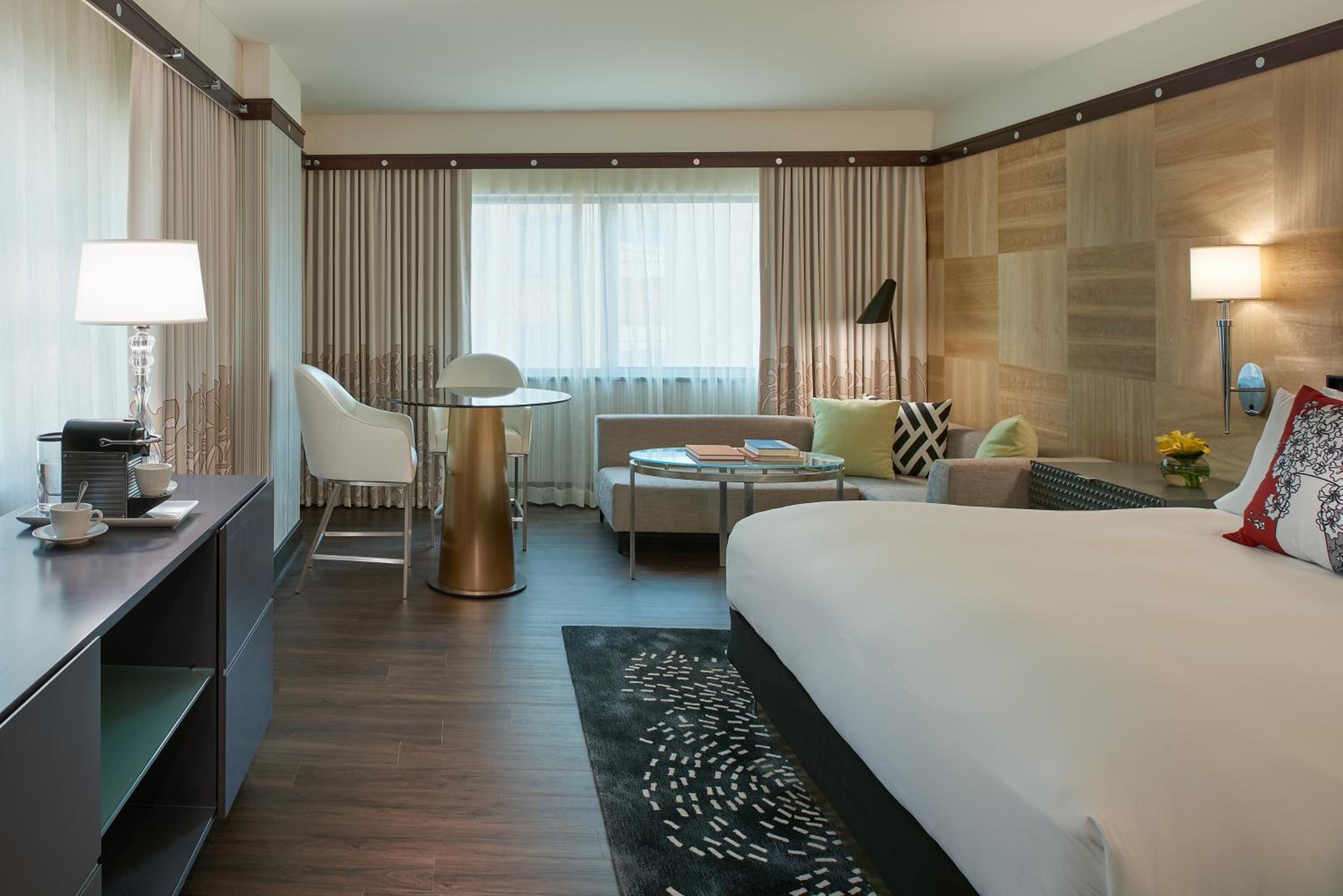 Magnifique Corner King Room