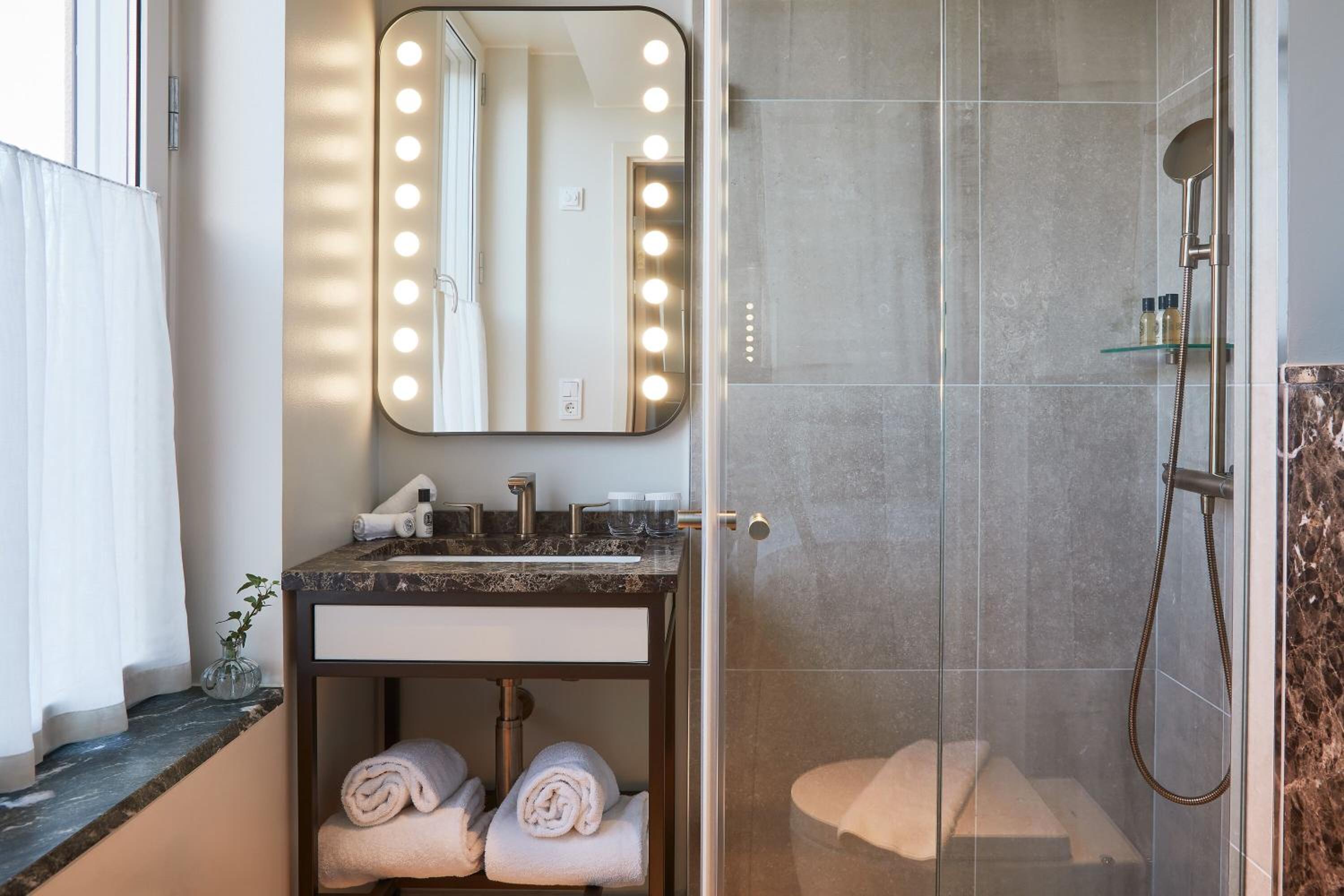 Elegant Essential (55 in bed)